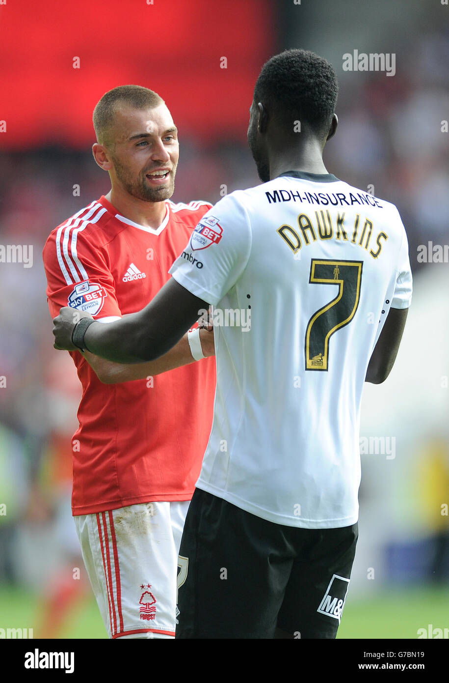 Jack Hunt im Nottingham Forest (links) und Simon Dawkins im Derby County Nach der letzten Pfeife die Hände schütteln Stockfoto