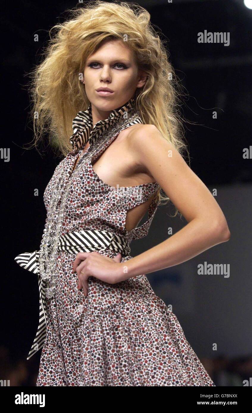 Model Alexandra Richards, Tochter von Rolling Stone Keith Richards während der London Fashion Week Frühjahr/Sommer 2005 Show von PPQ im Duke of York Hauptsitz im Zentrum von London. Stockfoto