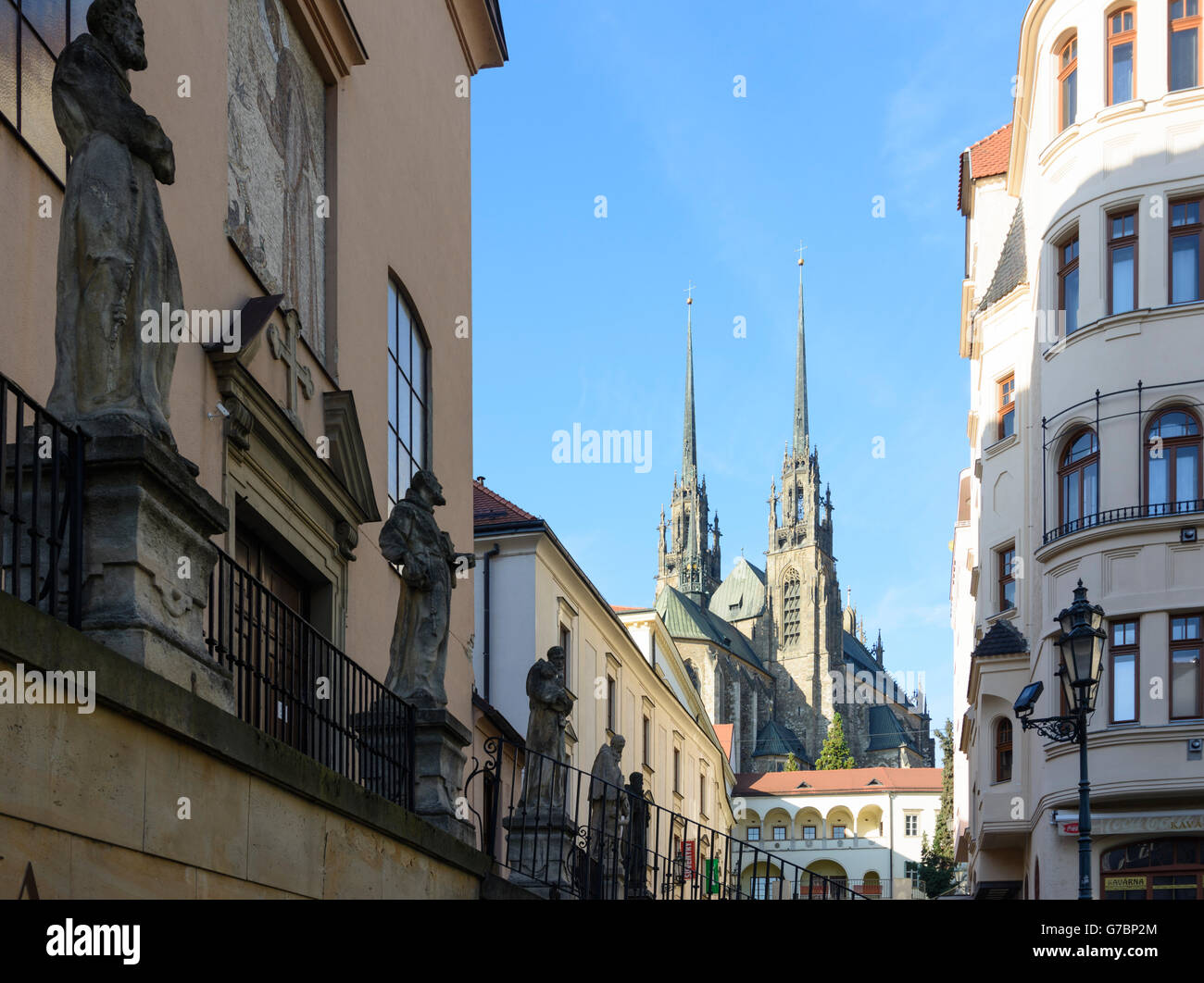 Kathedrale St. Peter und Paul, links die Kapuzinerkirche, Brno (Brünn), Tschechische Republik, Jihomoravsky, Südmähren, Südmähren Stockfoto