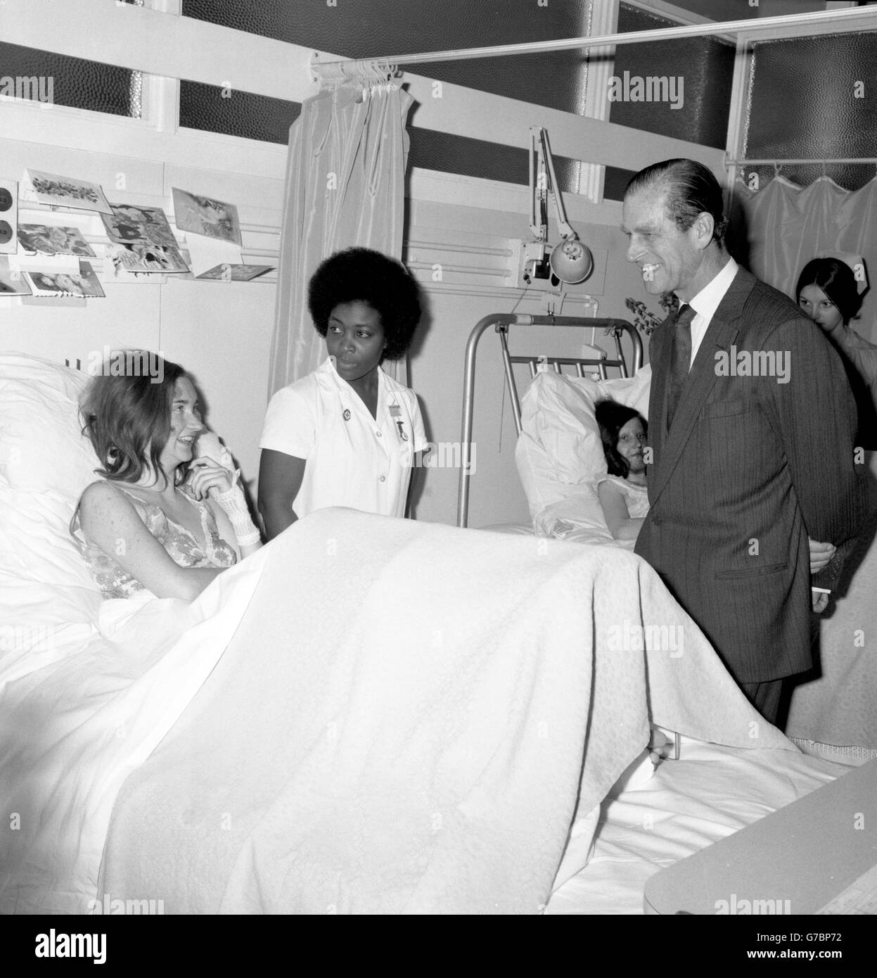 Der Herzog von Edinburgh spricht mit Carol Eaglesfield, 18, einem der Opfer der Bombenanschläge in Birmingham, im Birmingham General Hospital. Stockfoto