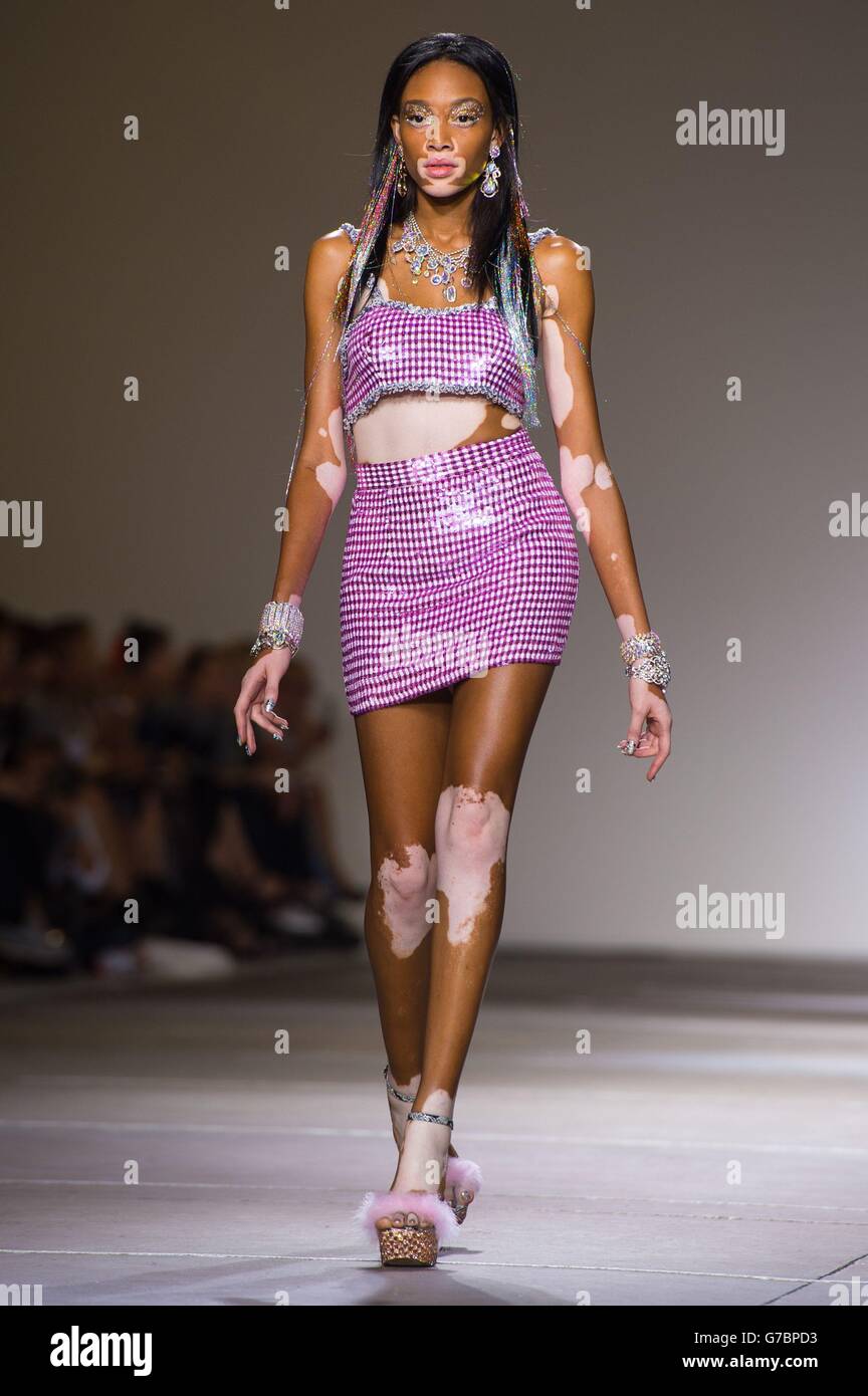 Ein Model auf dem Laufsteg während der Ashish Laufsteg Show, im Topshop Show Space, in King's Cross, Central London, während der London Fashion Week Spring / Summer 2015. Stockfoto