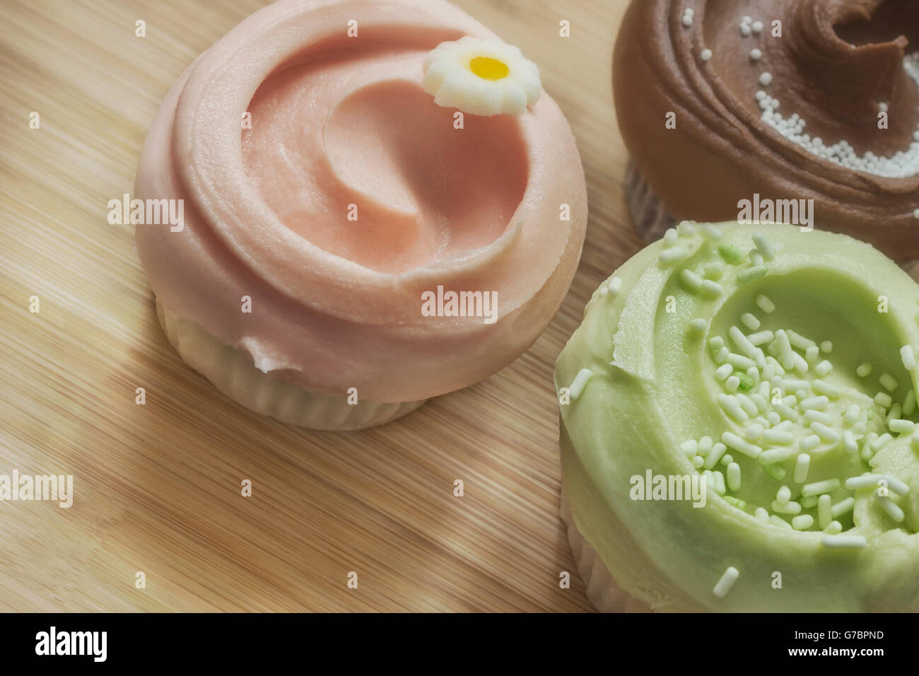 Vintage-Stil drei Tasse Kuchen über einem hölzernen Hintergrund Stockfoto