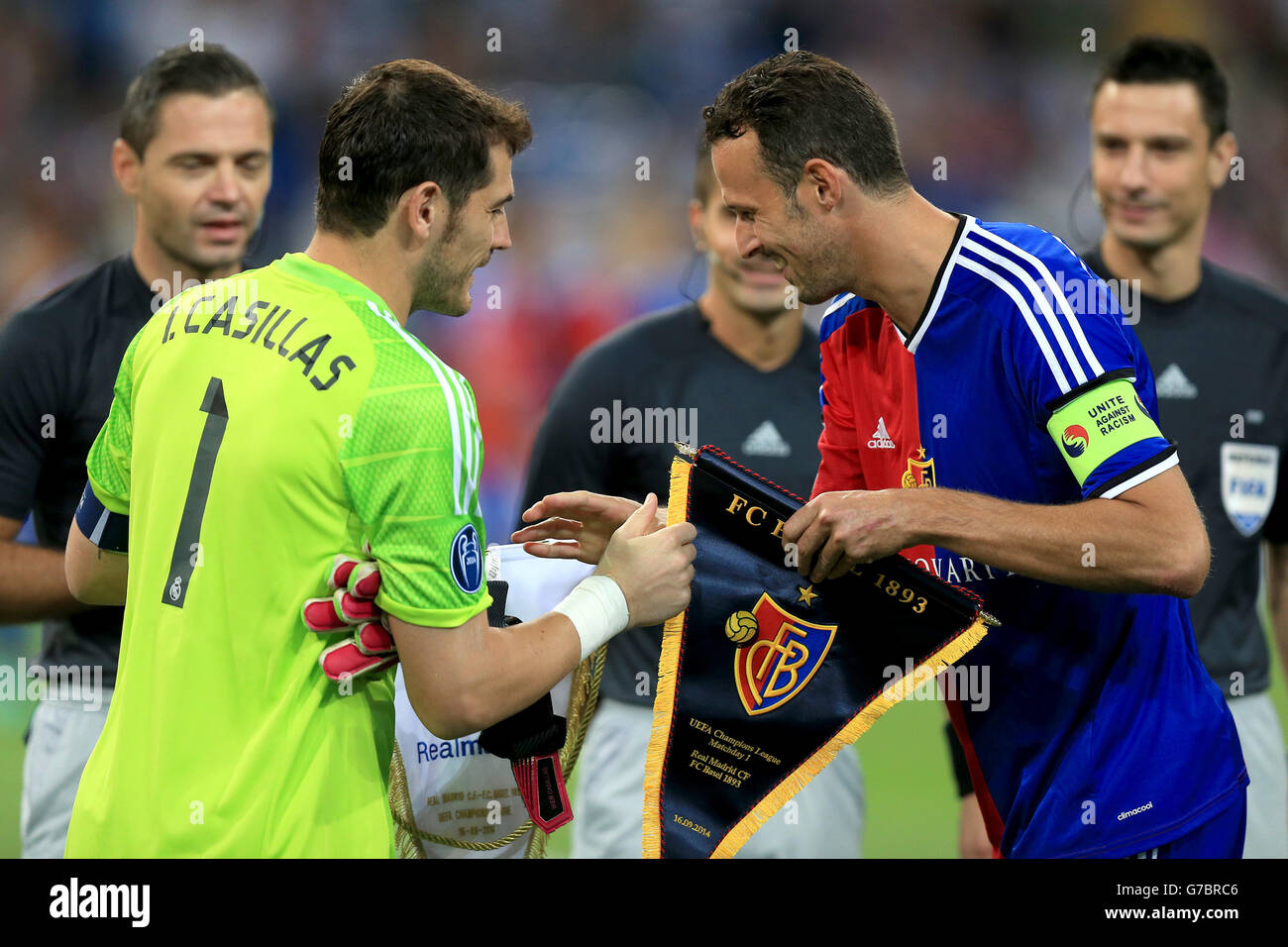 Real Madrid Kapitän Iker Casillas und FC Basel Kapitän Marco Streller (rechts) schüttelt die Hände und tauscht die Anhänger vor dem Spiel Stockfoto