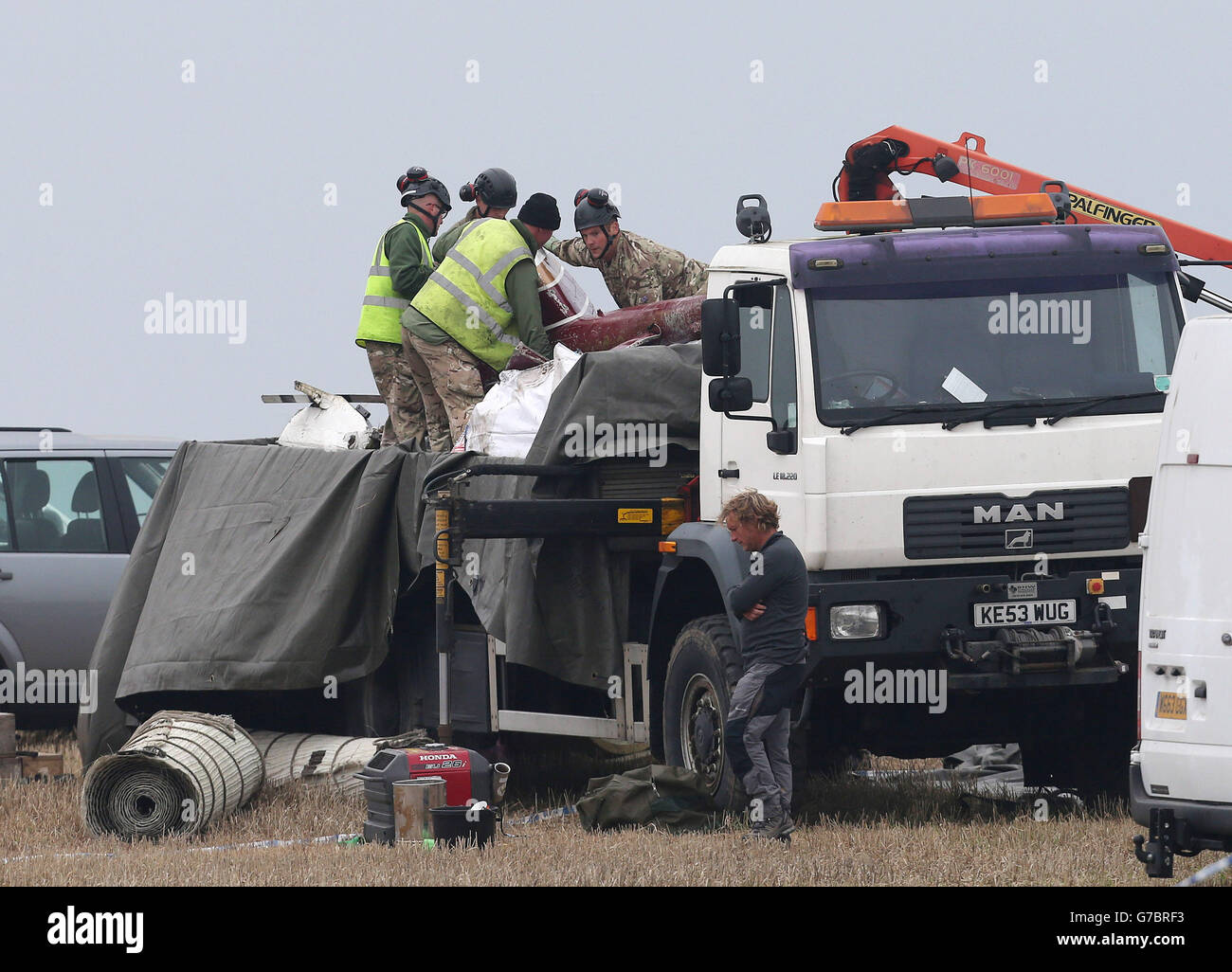 HM Coastguard und Rettungskräfte Bergen das Wrack eines Agusta Bell 206 Hubschraubers von steilen Klippen in Selwick Bay, Flamborough Head, in East Yorkshire. Stockfoto