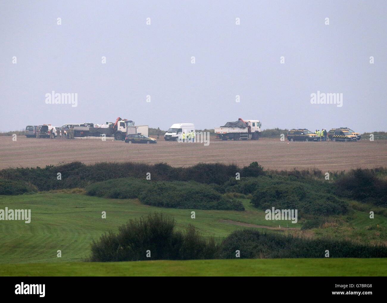 HM Coastguard und Rettungskräfte Bergen das Wrack eines Agusta Bell 206 Hubschraubers von steilen Klippen in Selwick Bay, Flamborough Head, in East Yorkshire. Stockfoto