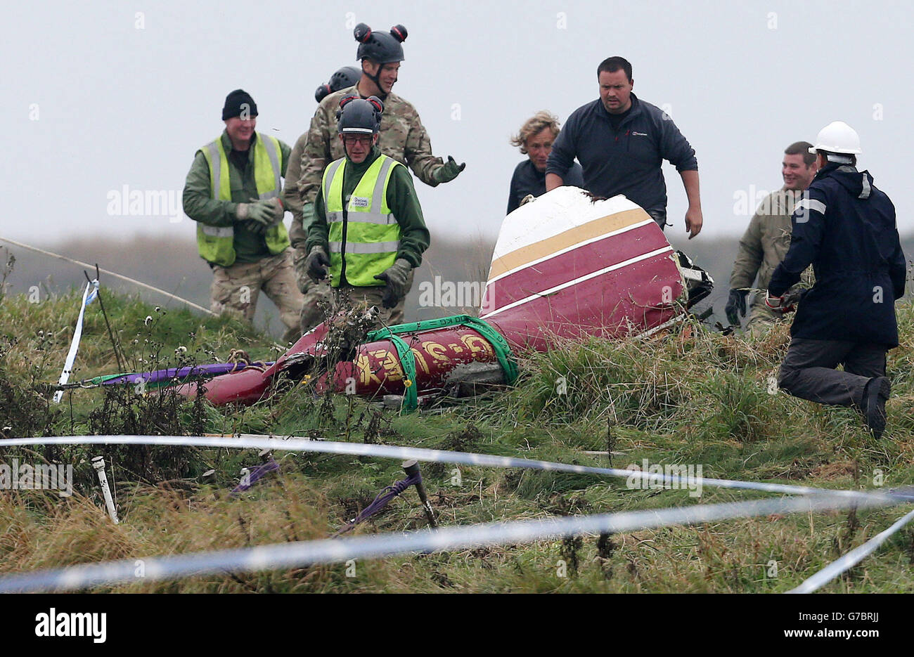 HM Coastguard und Rettungskräfte Bergen das Wrack eines Agusta Bell 206 Hubschraubers von steilen Klippen in Selwick Bay, Flamborough Head, in East Yorkshire. Stockfoto