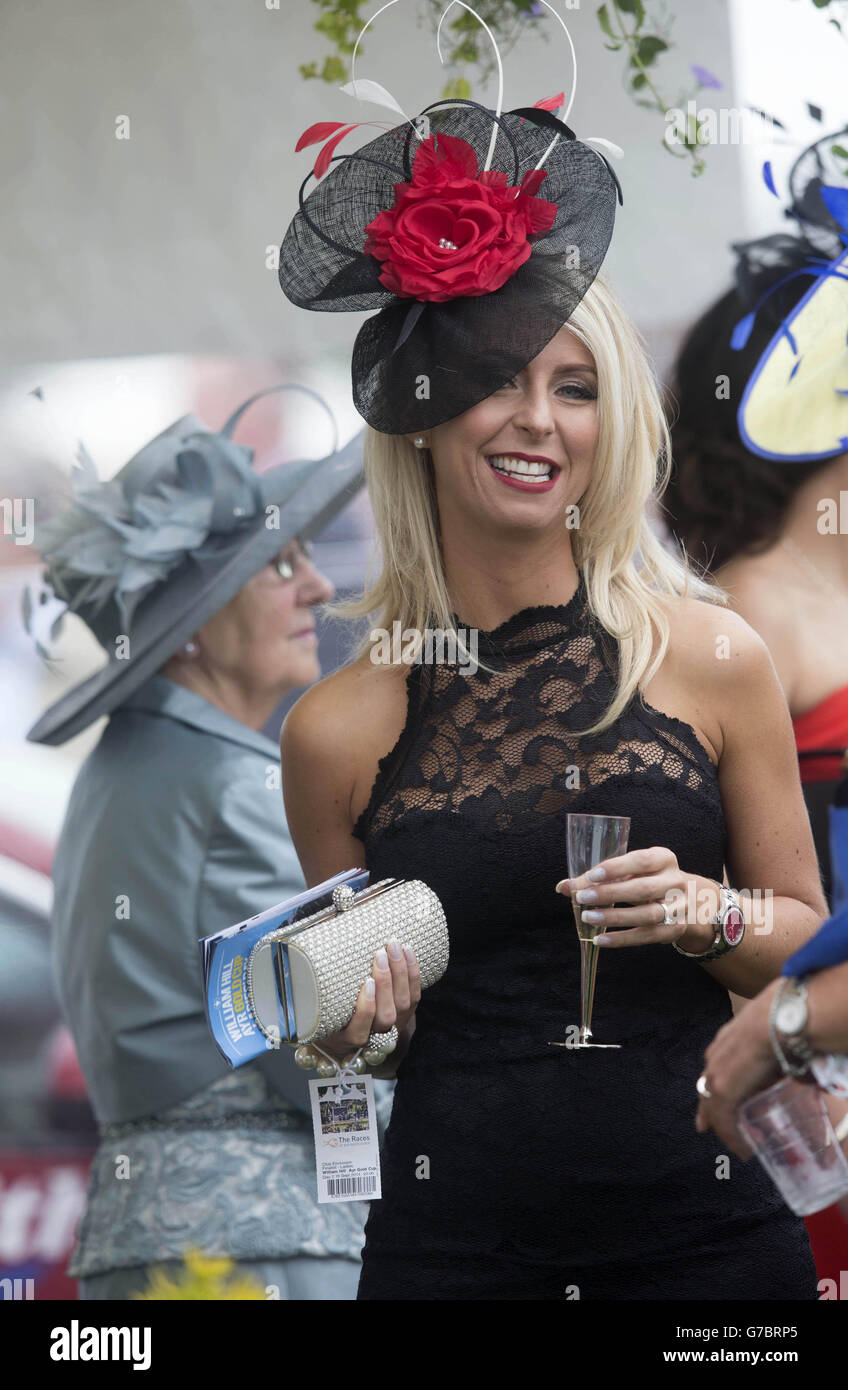 Am zweiten Tag des William Hill Ayr Gold Cup Festivals 2014 auf der Ayr Racecourse, Ayr, trägt ein Rennfahrer einen schicken Hut. Stockfoto