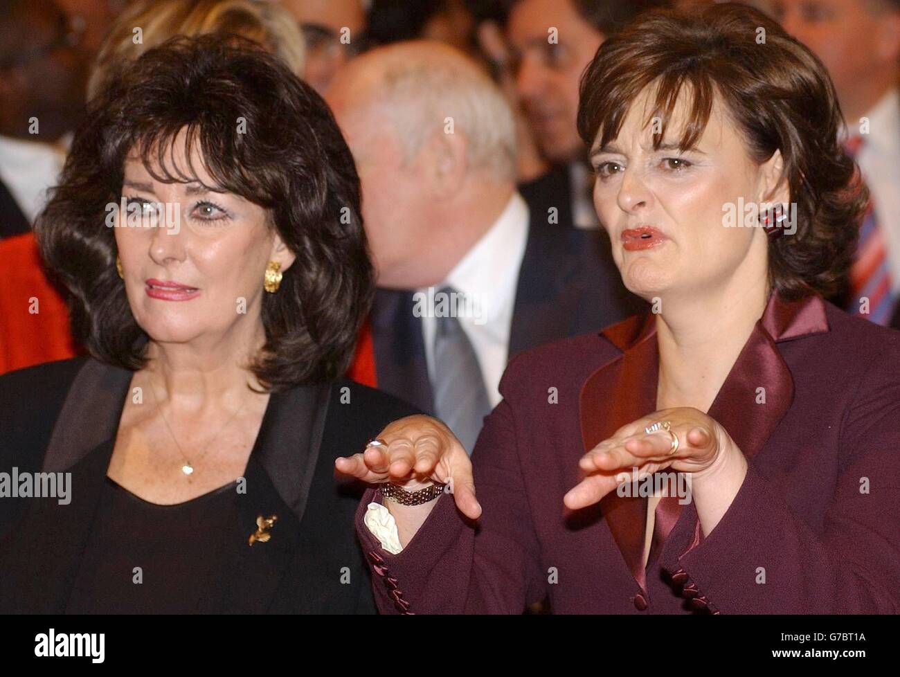 Cherie Blair, rechts, Ehefrau des britischen Premierministers Tony Blair, und Pauline Prescott, Ehefrau des stellvertretenden Premierministers John Prescott, vor Blairs Grundsatzrede auf der Labour Party Conference in Brighton, East Sussex. Stockfoto