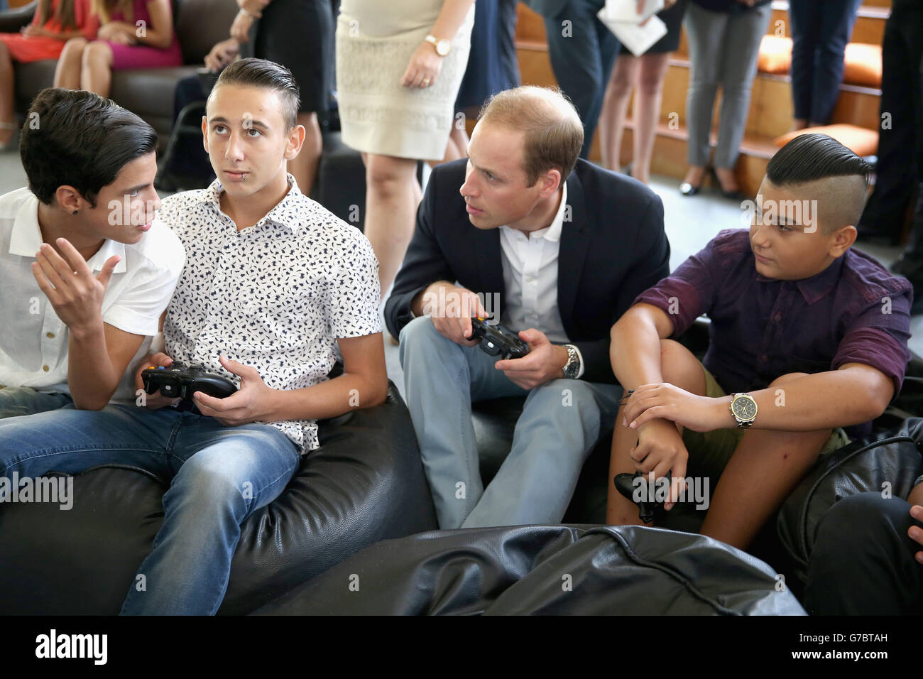 Der Herzog von Cambridge spielt Computerspiele, als er am zweiten Tag seines Besuchs auf der Insel das Agenzija Appogg Access Centre für junge Menschen in Vittoriosa, Malta besucht. Stockfoto