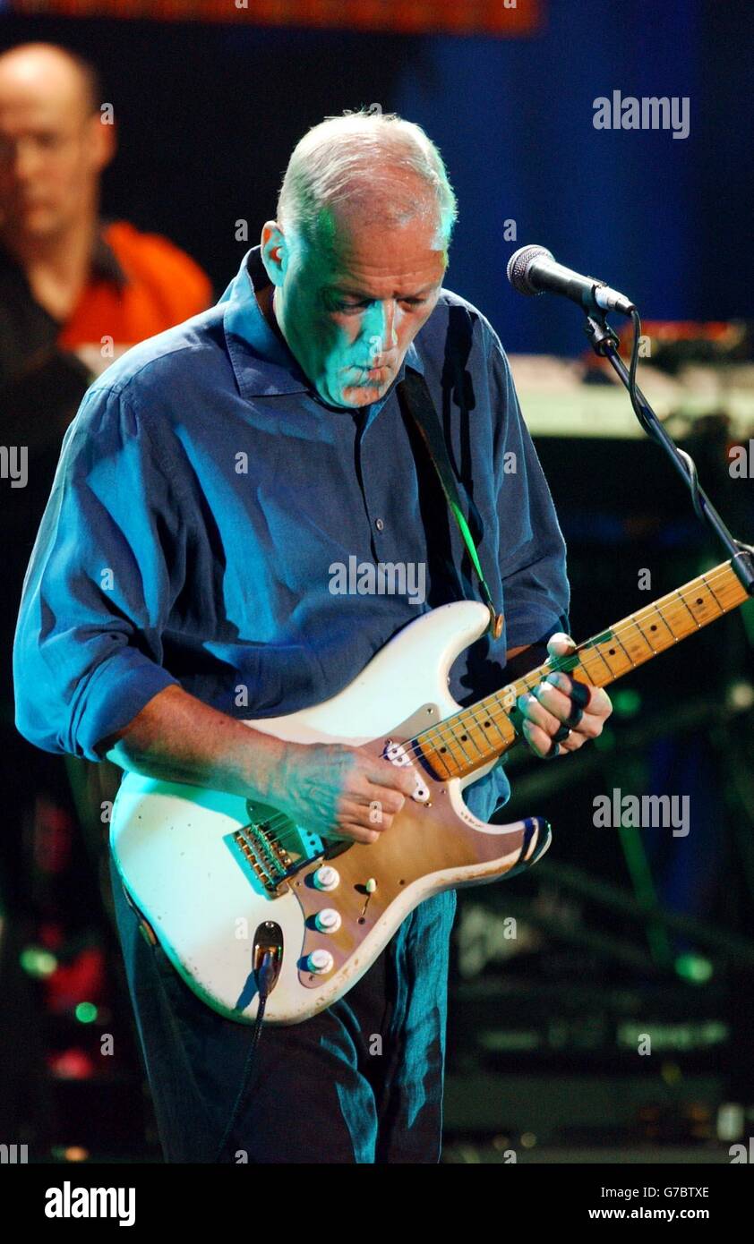 Pink Floyds Dave Gilmour tritt auf der Bühne während des Miller Strat Pack Konzerts in der Wembley Arena in London auf. Gilmour spielt den 1954 Fender Stratocaster mit der einzigartigen Seriennummer 0001. Stockfoto