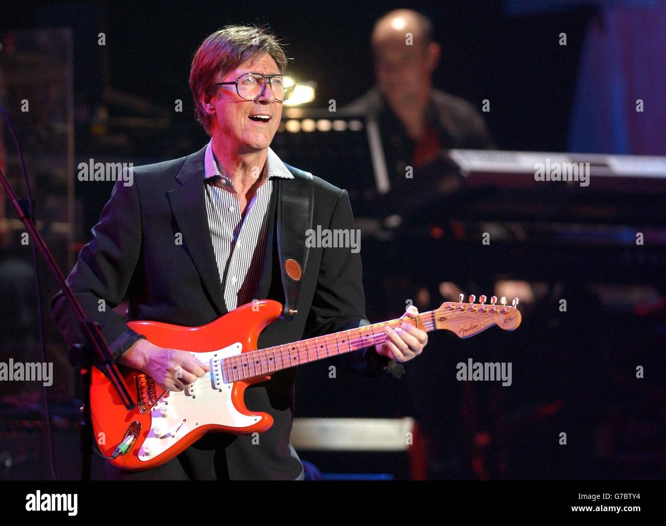 Hank Marvin tritt auf der Bühne während des Miller Strat Pack Konzerts in der Wembley Arena in London auf. Stockfoto