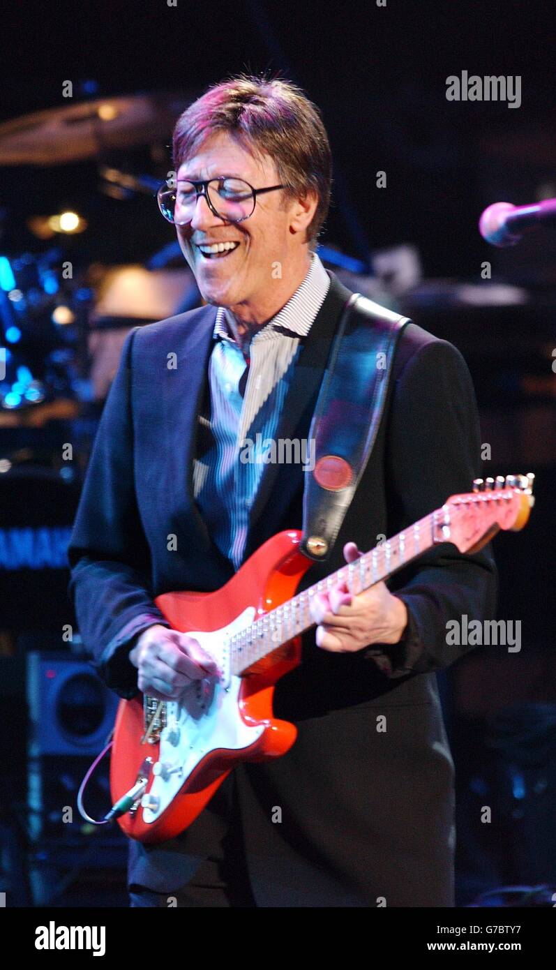 Hank Marvin tritt auf der Bühne während des Miller Strat Pack Konzerts in der Wembley Arena in London auf. Stockfoto