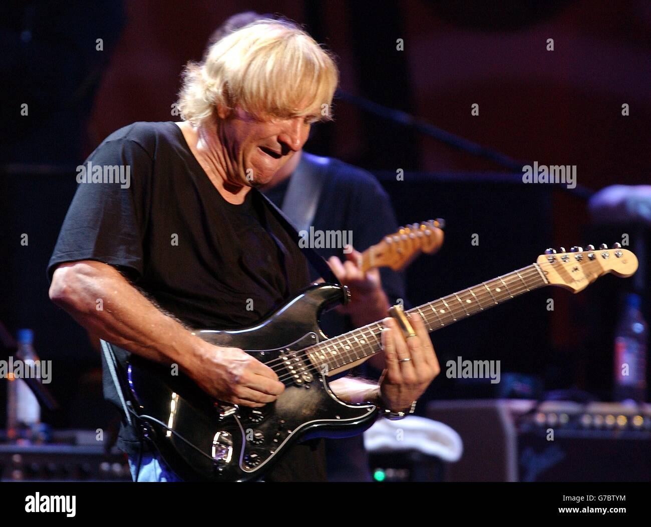 Joe Walsh tritt auf der Bühne während des Miller Strat Pack Konzerts in der Wembley Arena, London, auf. Stockfoto