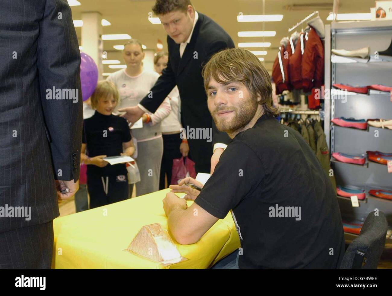Der ehemalige Westlife-Sänger Brian McFadden - der die Schreibweise seines Vornamens von Bryan änderte, als er die Band verließ - während eines Auftritts im Laden bei Woolworths in Reading, Berkshire, um Kopien seiner Solo-Debüt-Single 'Real To Me' zu signieren. Stockfoto