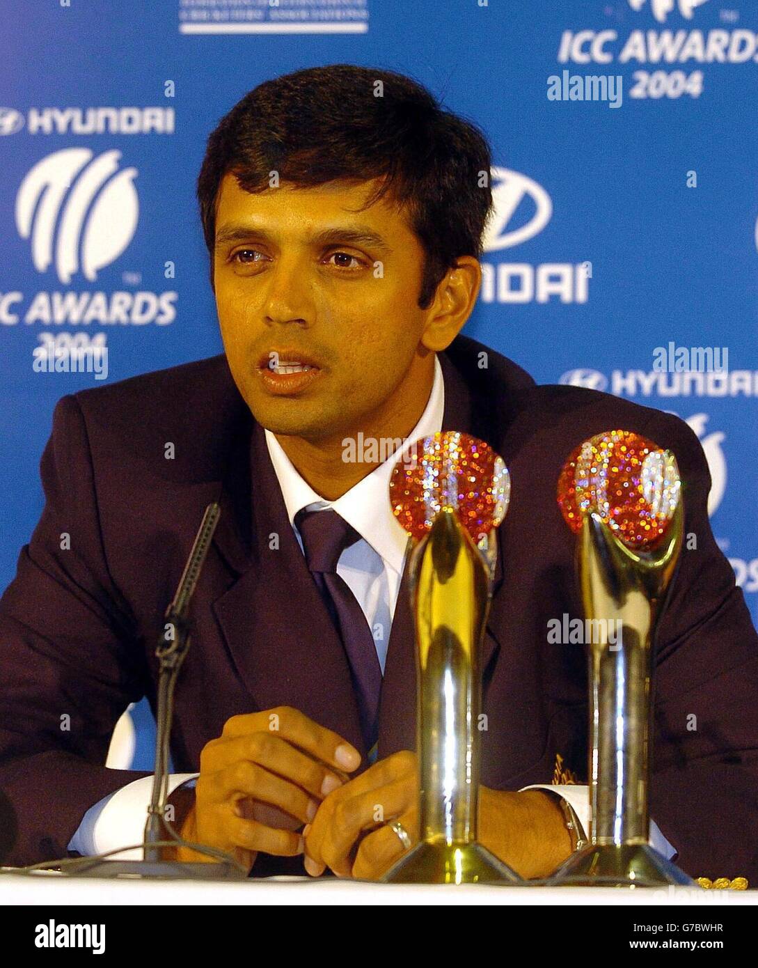 Der indische Rahul Dravid, nachdem er den International Cricket Council Award für den Testspieler des Jahres und die große Auszeichnung der Nacht für den kombinierten Test und den eintägigen Spieler des Jahres erhalten hatte, Nach einem hervorragenden Jahr in beiden Formaten des Spiels bei der ICC-Preisverleihung in Alexandra Palace, North London. Stockfoto