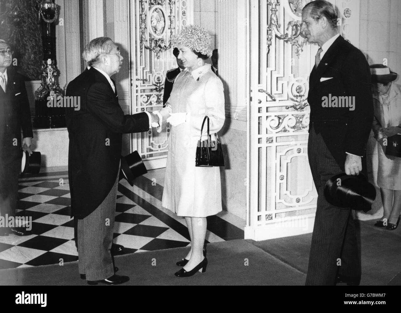 Königin Elizabeth II. Und der Herzog von Edinburgh werden von Kaiser Hirohito von Japan bei einer Begrüßungszeremonie im Government Guesthouse in Tokio begrüßt. Es war das erste Mal, dass ein regierender britischer Monarch Japan besucht hat. Stockfoto