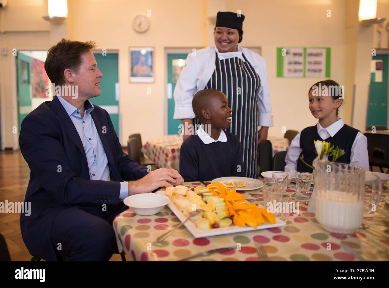Der stellvertretende Premierminister Nick Clegg trifft Schüler an der Clapham Manor Primary School im Südwesten Londons, wo er offiziell das Programm der Regierung einführte, 5-7-Jährigen kostenlose Schulmahlzeiten zu bieten. Stockfoto