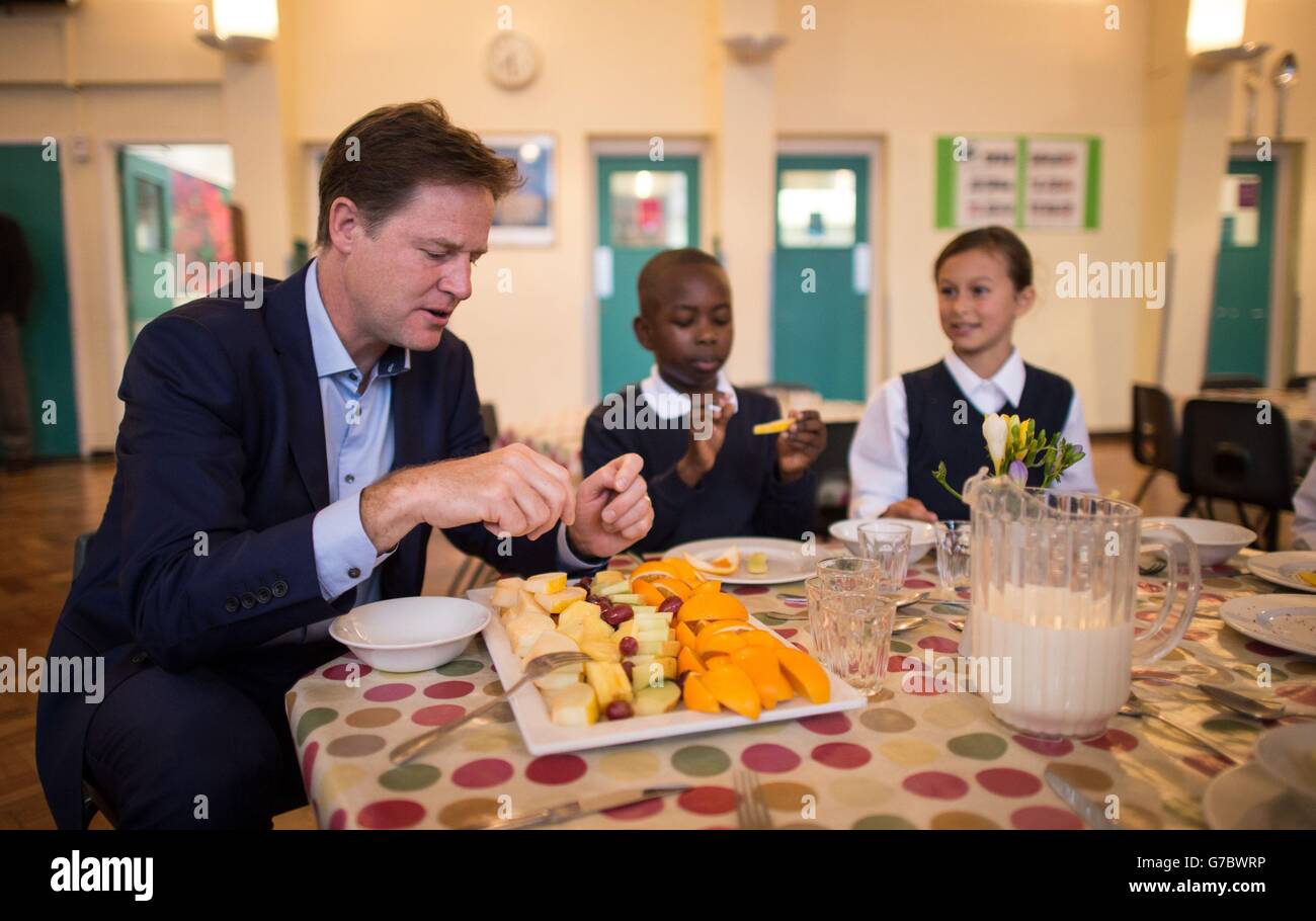 Der stellvertretende Premierminister Nick Clegg trifft Schüler an der Clapham Manor Primary School im Südwesten Londons, wo er offiziell das Programm der Regierung einführte, 5-7-Jährigen kostenlose Schulmahlzeiten zu bieten. Stockfoto