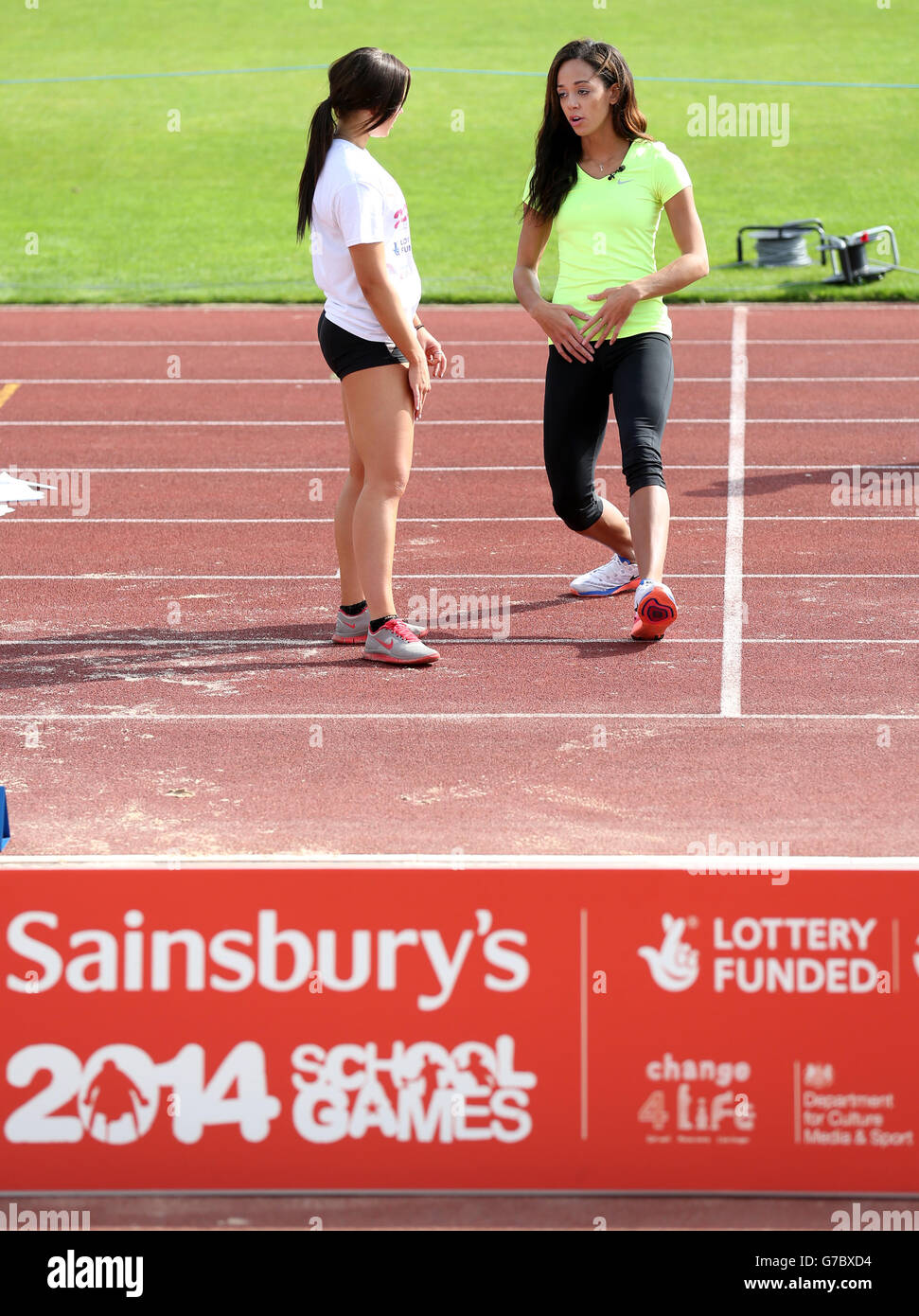 Katarina Johnson-Thompson hält eine Long Jump und High Jump Meisterklasse für junge Athleten während der Sainsbury's 2014 School Games in der Regional Arena in Manchester. Stockfoto