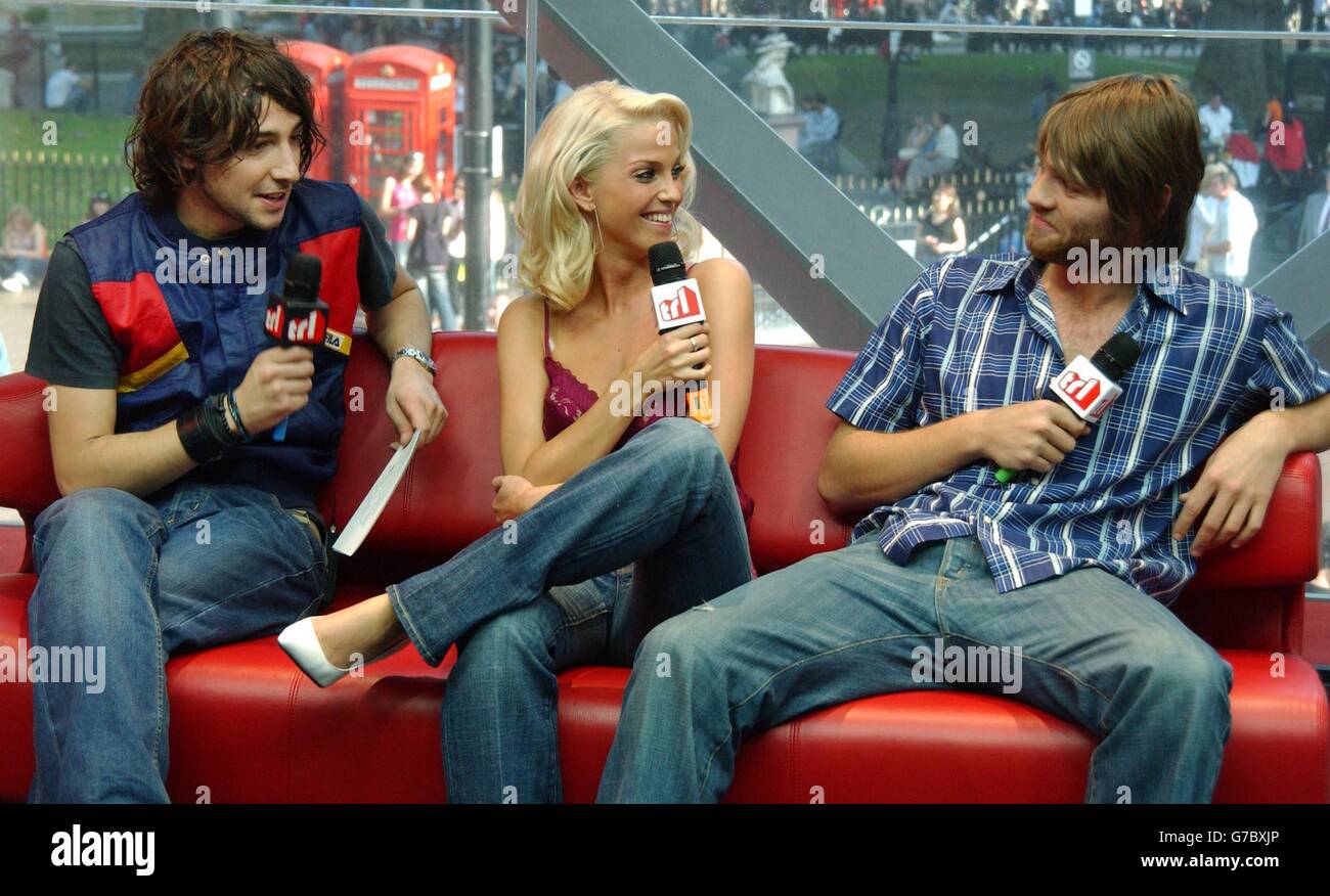 MTV-Moderator Alex Zane (links) mit Sarah Harding von Girls Oud und Sänger Brian McFadden während ihres Gastauftritts auf der TRL - Total Request Live - Show von MTV in den neuen Studios am Leicester Square im Zentrum von London. Stockfoto