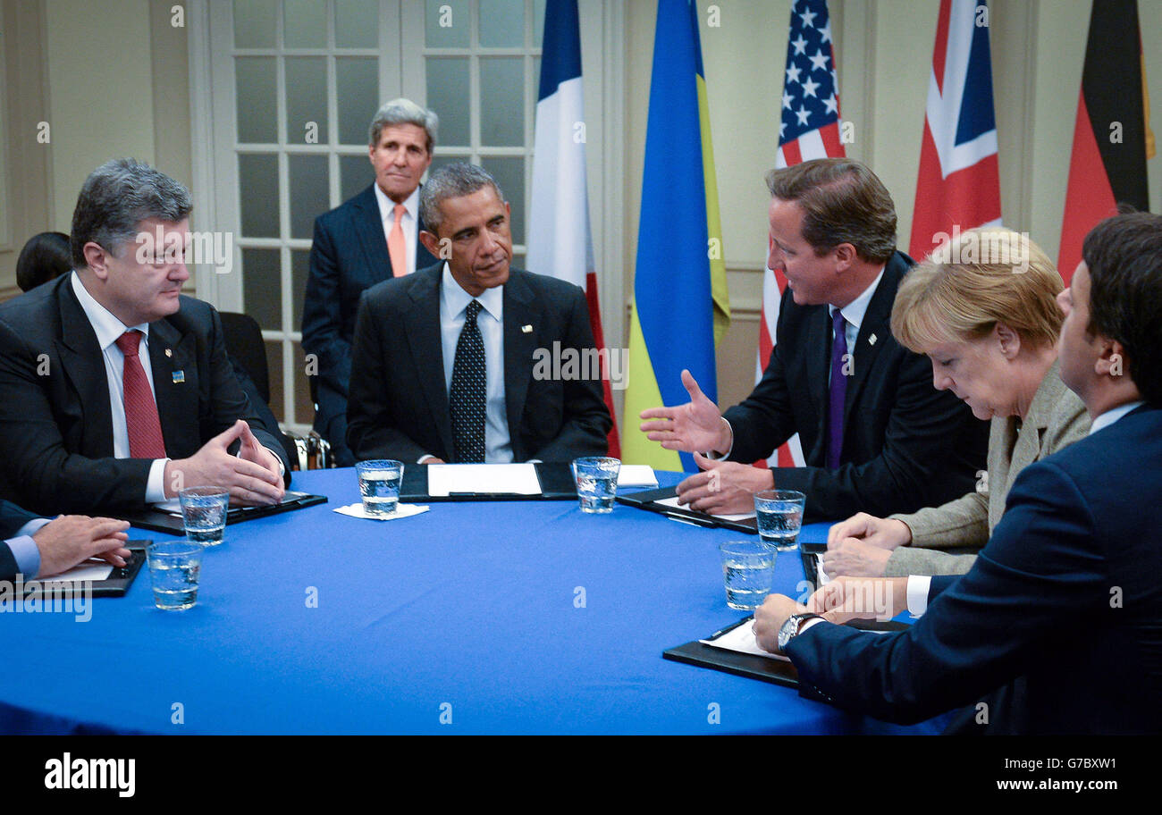 Premierminister David Cameron trifft sich am ersten Tag des diesjährigen NATO-Gipfels in Celtic Manor in Newport, Südwales, mit US-Präsident Obama, der deutschen Bundeskanzlerin Angela Merkel und dem ukrainischen Präsidenten Petro Poroschenko. Stockfoto