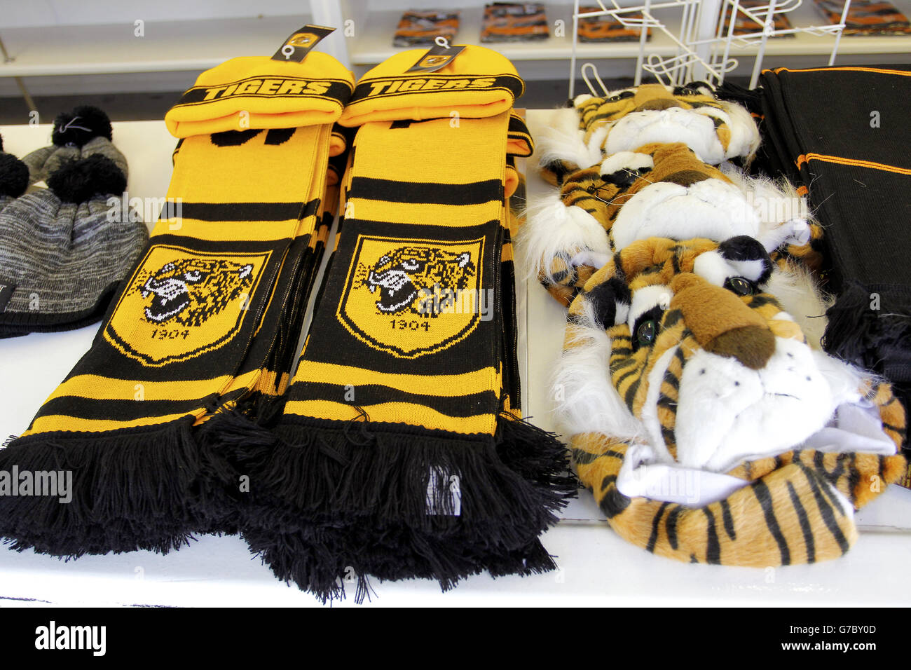 Hull City-Merchandise vor dem Spiel im KC Stadium zum Verkauf. Stockfoto