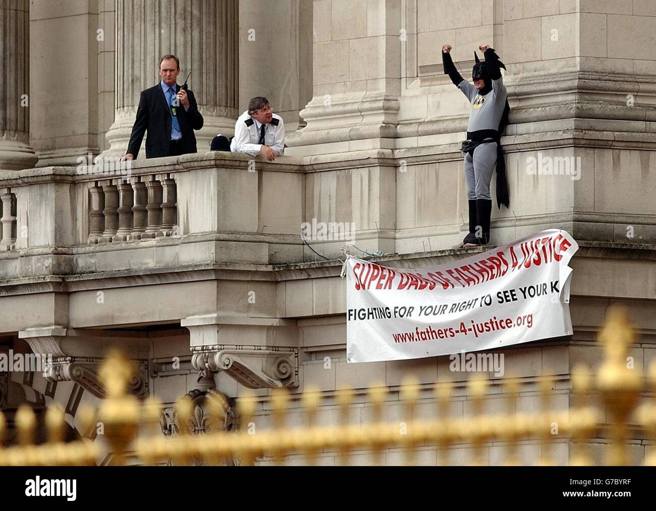 Ein Fathers 4 Justice Campaigner gekleidet als Batman auf einem Balkon des Buckingham Palace nach Verletzung der Sicherheit. Jason Hatch, 33, aus Gloucester, schaffte es, trotz der Anwesenheit bewaffneter Wachen die königliche Residenz zu erreichen, sagte die Gruppe. Matt O'Connor, Sprecher der Organisation, die die Rechte der Väter unterstützt, sagte: "Wir haben einen Typ, der als Batman gekleidet ist und auf einem Balkon im Buckingham Palace ist." "Er legte ihn an den bewaffneten Wachen vorbei." Eine Sprecherin des Buckingham Palace sagte: "Da ist ein Mann, aber es ist eine Polizeisache. Stockfoto