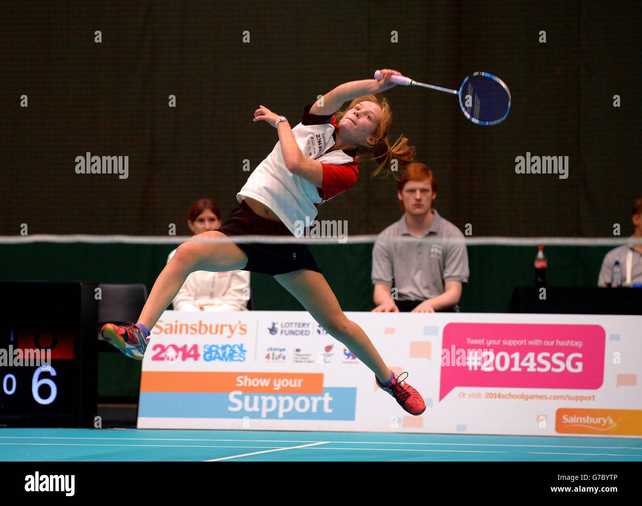 Die Engländerin Abigail Holden im Kampf gegen die schottische Holly Newall beim Finale der Girls Singles in Badminton bei den Sainsbury's School Games 2014, Armitage Site, Manchester. Stockfoto