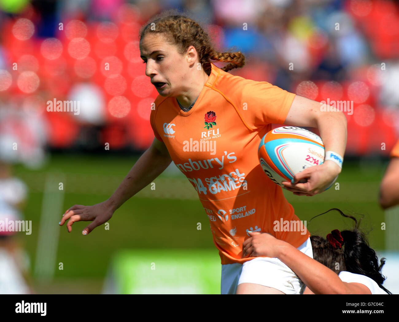 England South West' Abigail Dow gegen England London und Südosten im Rugby-Sevens-Finale bei den Sainsbury's School Games 2014, Armitage Site, Manchester. Stockfoto