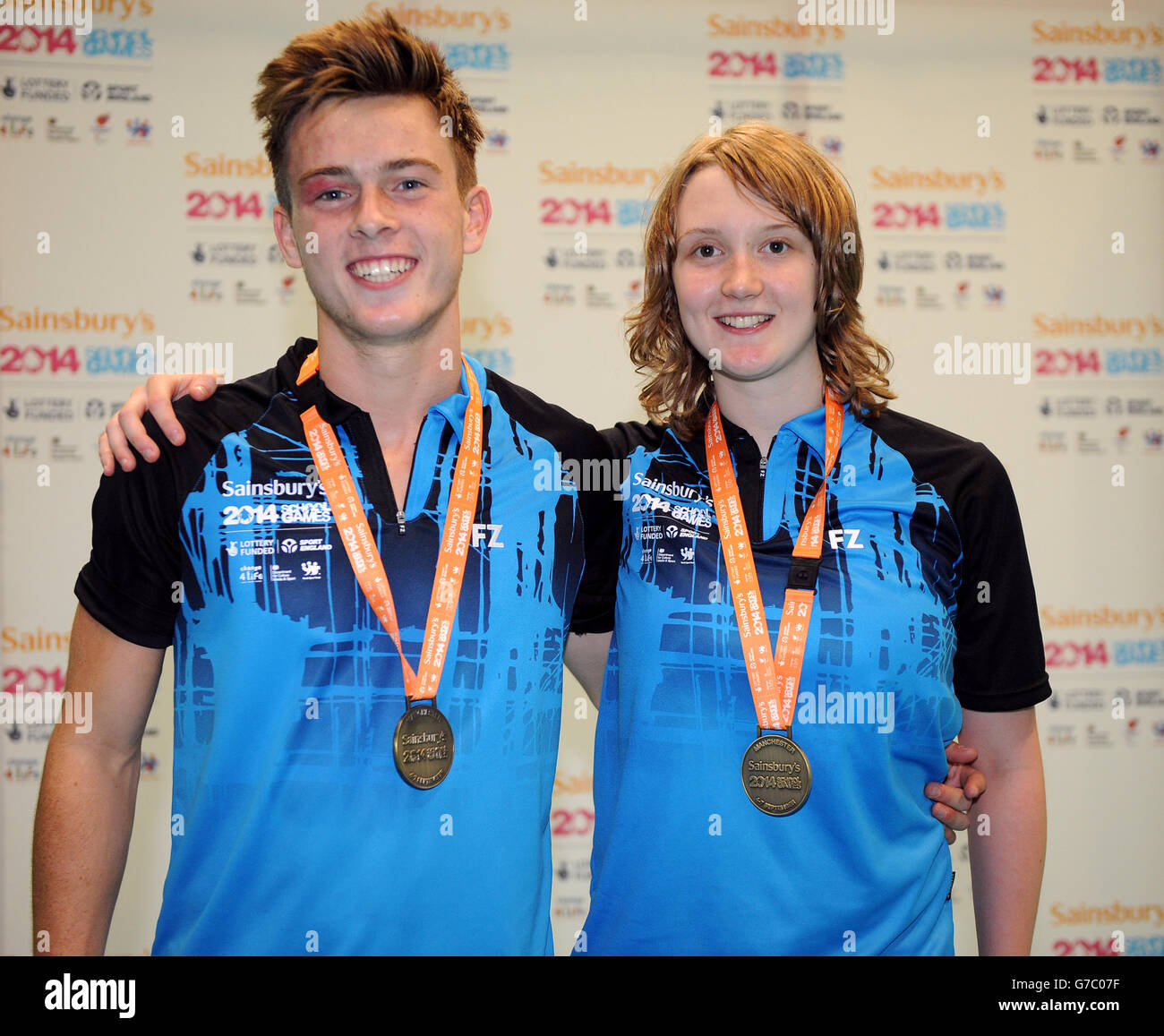 Die Schottländer Alex Dunn und Holly Newall mit ihren Goldmedaillen für das Badminton Mixed Doubles bei den Sainsbury's School Games 2014, Armitage Site, Manchester. Stockfoto