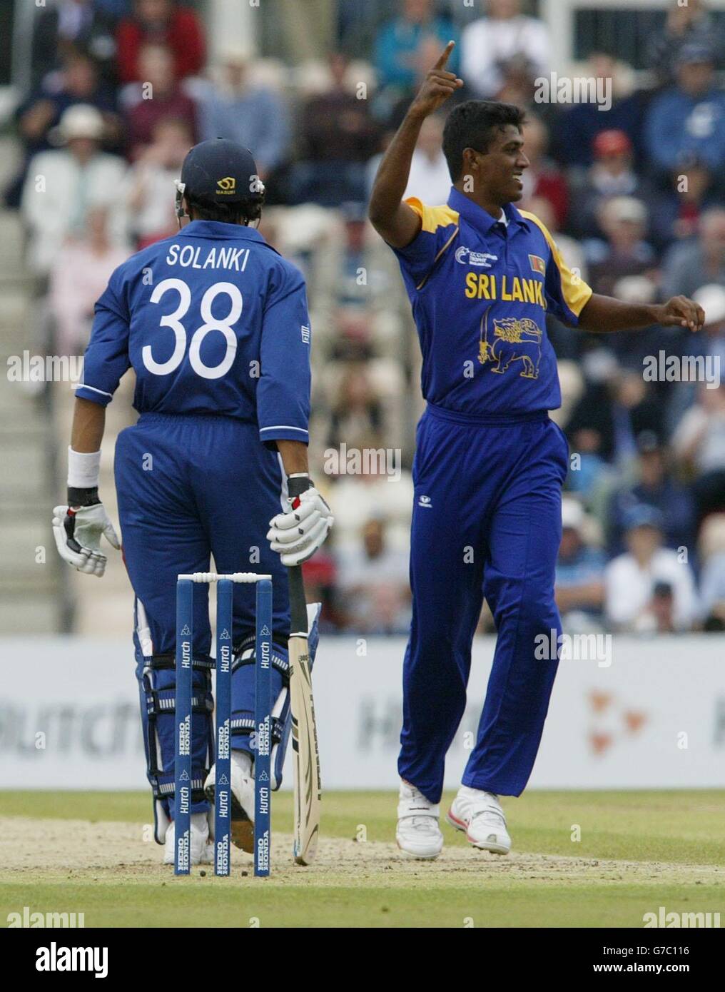 Sri Lanka Bowler Farveez Maharoof feiert das Wicket von Vikram Solanki als England gegen Sri Lanka in der I.C.C Champions Trophy Spiel im Rose Bowl. Stockfoto