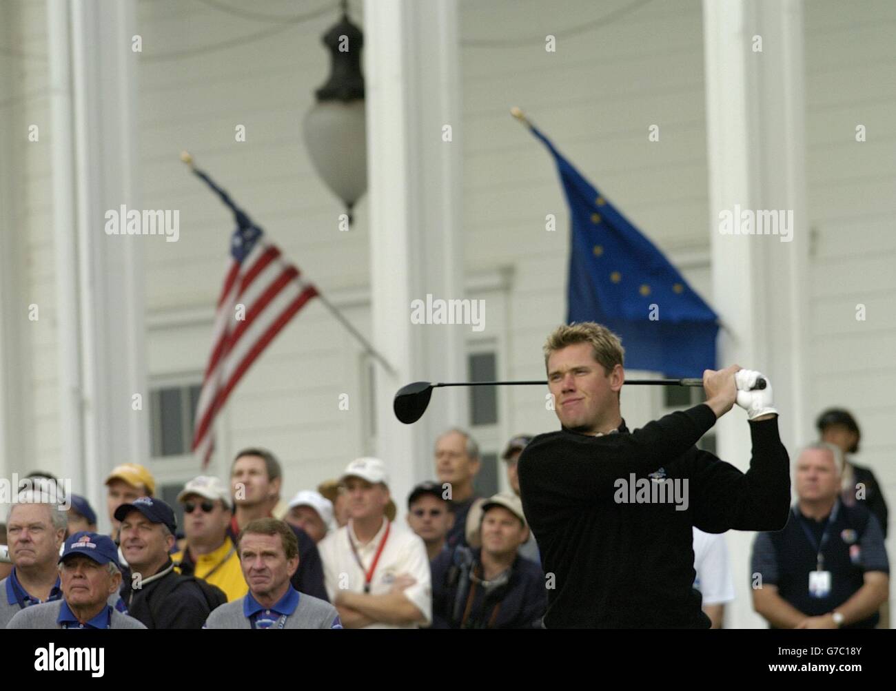 Lee Westwood, Spieler des European Ryder Cup, schlägt das 1. Loch während der 35. Ryder Cup-Spiele im Oakland Hills Country Club, Bloomfield Township, Michigan, ab. Stockfoto