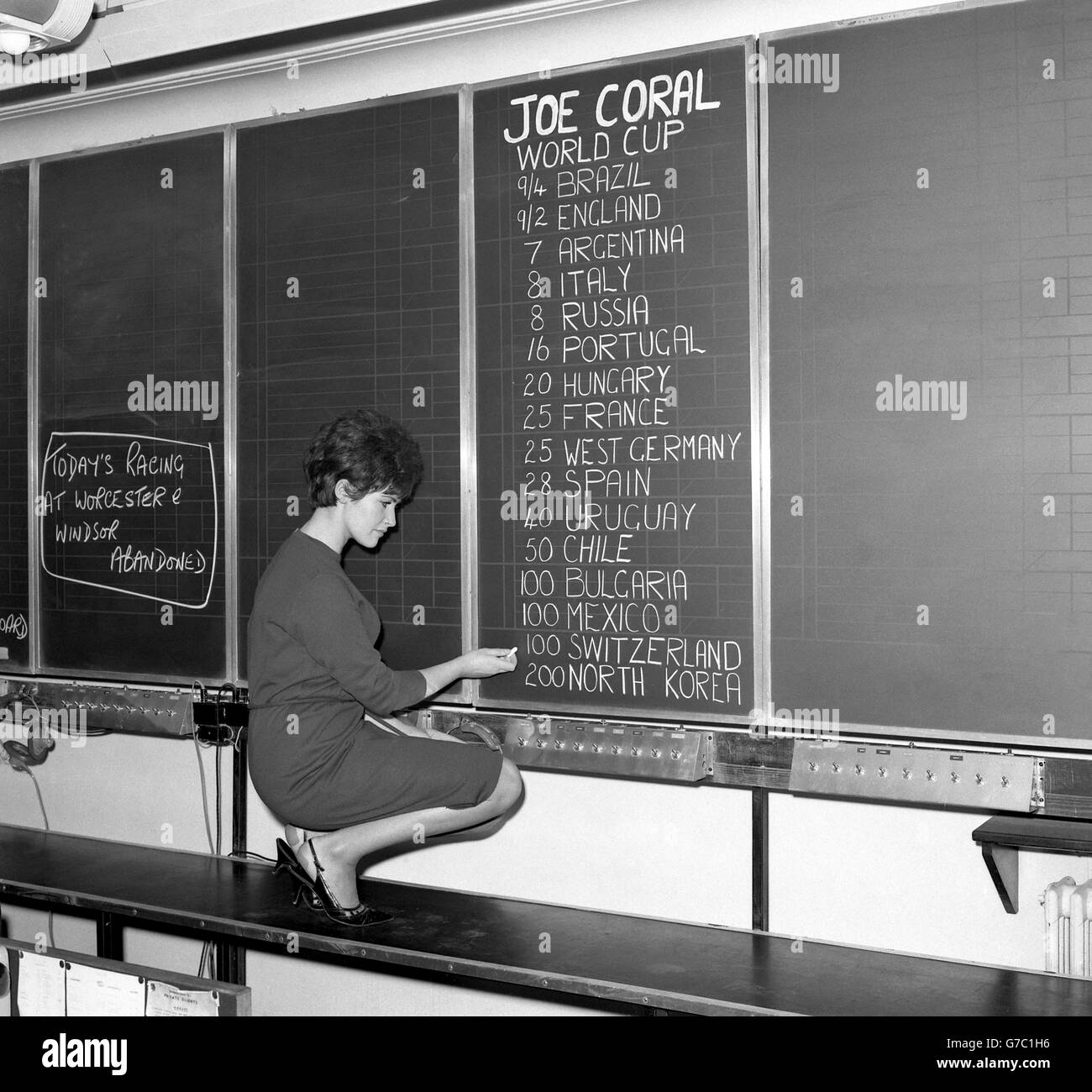 Fußball - Weltmeisterschaft 1966 - Joe Coral Wettquoten - Regent Street, London. Ein Mitarbeiter schreibt die Wettquoten auf einem Brett bei Joe Coral Ltd in der Regent Street in London. Stockfoto