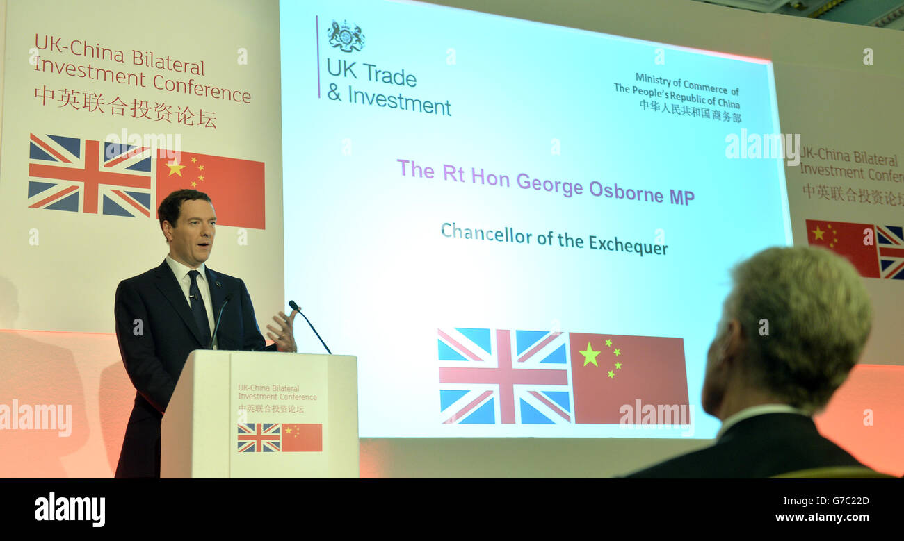 Bundeskanzler George Osborne spricht während eines bilateralen Gesprächs mit dem chinesischen Vizepräsidenten Ma Kai vor einem bilateralen Gespräch während des sechsten Wirtschafts- und Finanzdialogs am Institute of Directors, London. Stockfoto