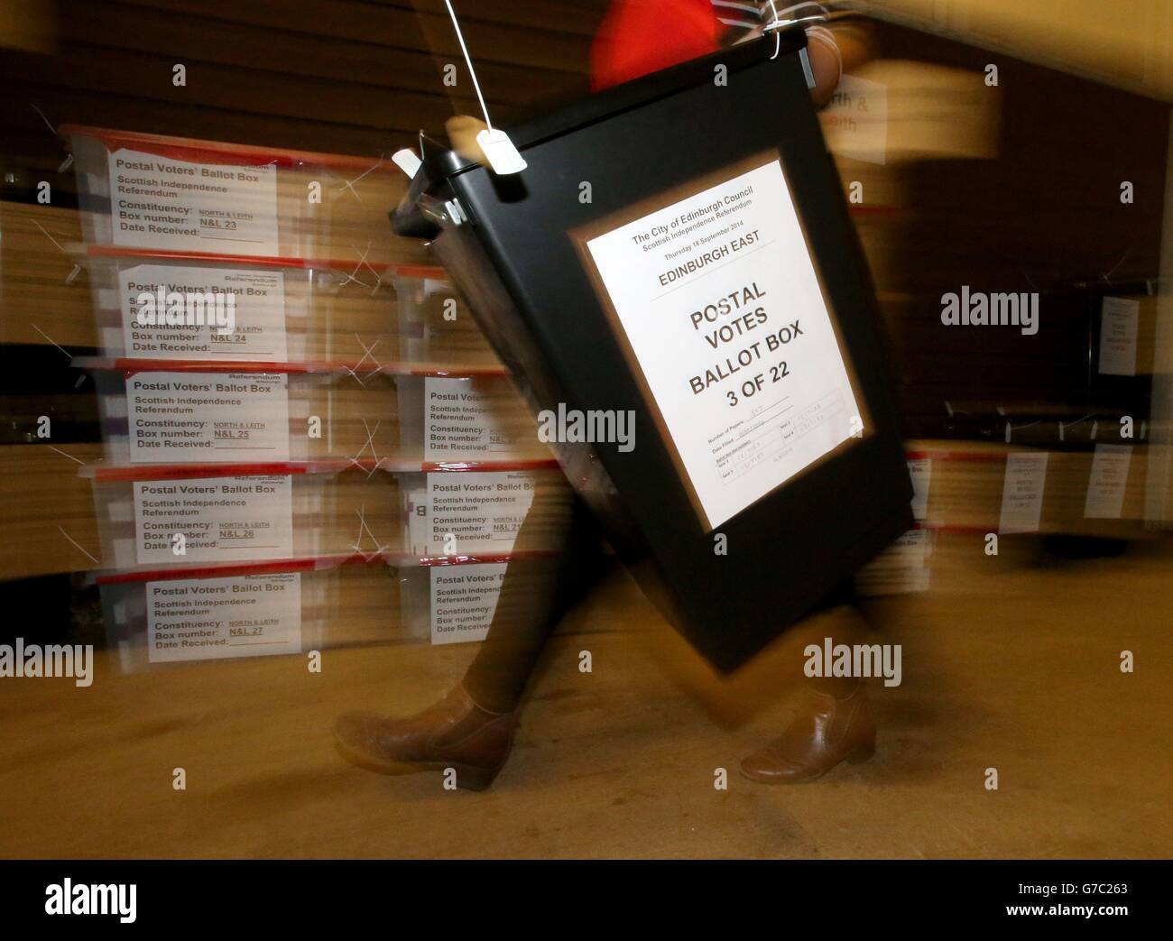 Wahlurnen mit einigen der ersten schottischen Volksentscheid-Poststimmen im MacRobert Pavilion im Royal Highland Centre in Edinburgh, da sie vor der Zählung am 18. September eintreffen. Stockfoto