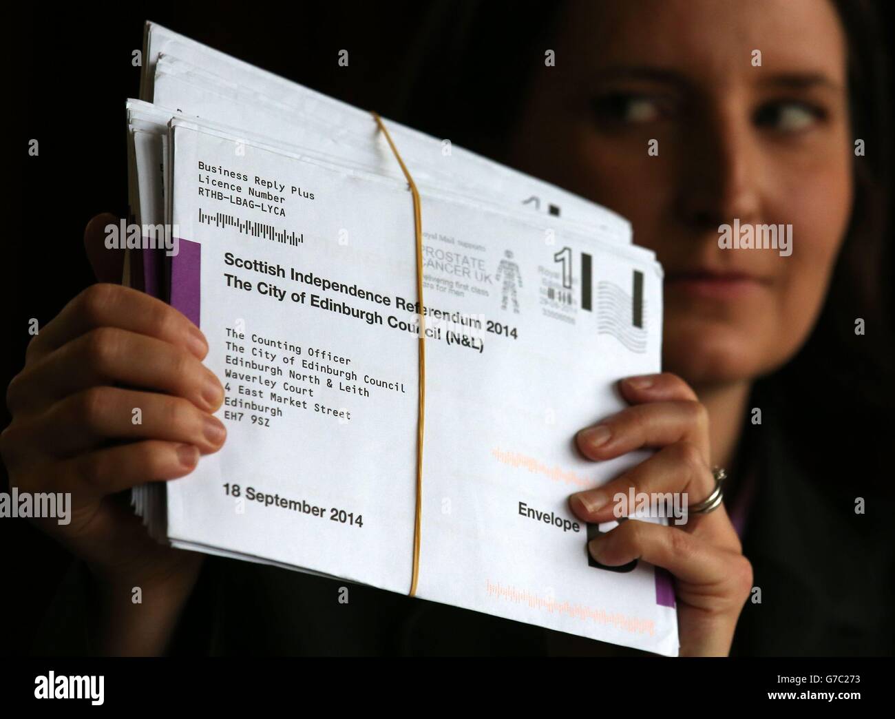 Hannah King mit einigen der ersten schottischen Volksentscheid-Poststimmen im MacRobert Pavilion im Royal Highland Centre in Edinburgh, da sie vor der Zählung am 18. September eintreffen. Stockfoto