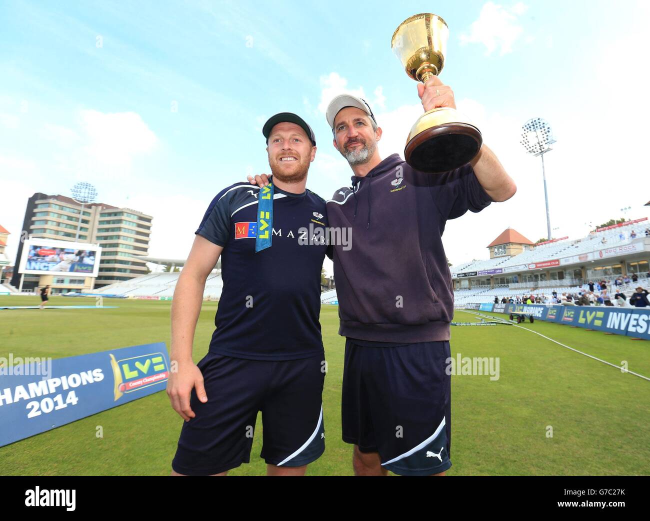 Kapitän Andrew Gale feiert den Gewinn der Division One County Championship Trophäe zusammen mit dem Seitenkopftrainer Jason Gillespie (rechts) am vierten Tag des LV= County Championship Division One Matches in Trent Bridge, Nottingham. SSOCIATION-Foto. Bilddatum: Freitag, 12. September 2014. Siehe PA Geschichte CRICKET Nottinghamshire. Bildnachweis sollte lauten: Mike Egerton/PA Wire Stockfoto