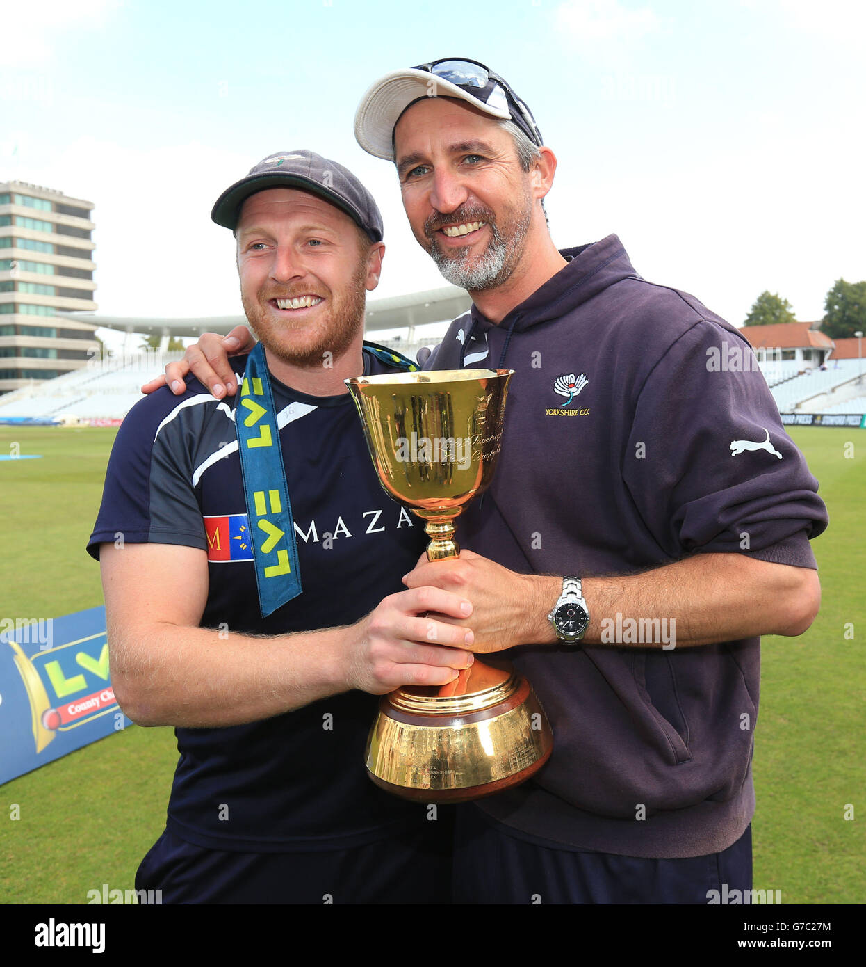 Kapitän Andrew Gale feiert den Gewinn der Division One County Championship Trophäe zusammen mit dem Seitenkopftrainer Jason Gillespie (rechts) am vierten Tag des LV= County Championship Division One Matches in Trent Bridge, Nottingham. SSOCIATION-Foto. Bilddatum: Freitag, 12. September 2014. Siehe PA Geschichte CRICKET Nottinghamshire. Bildnachweis sollte lauten: Mike Egerton/PA Wire Stockfoto