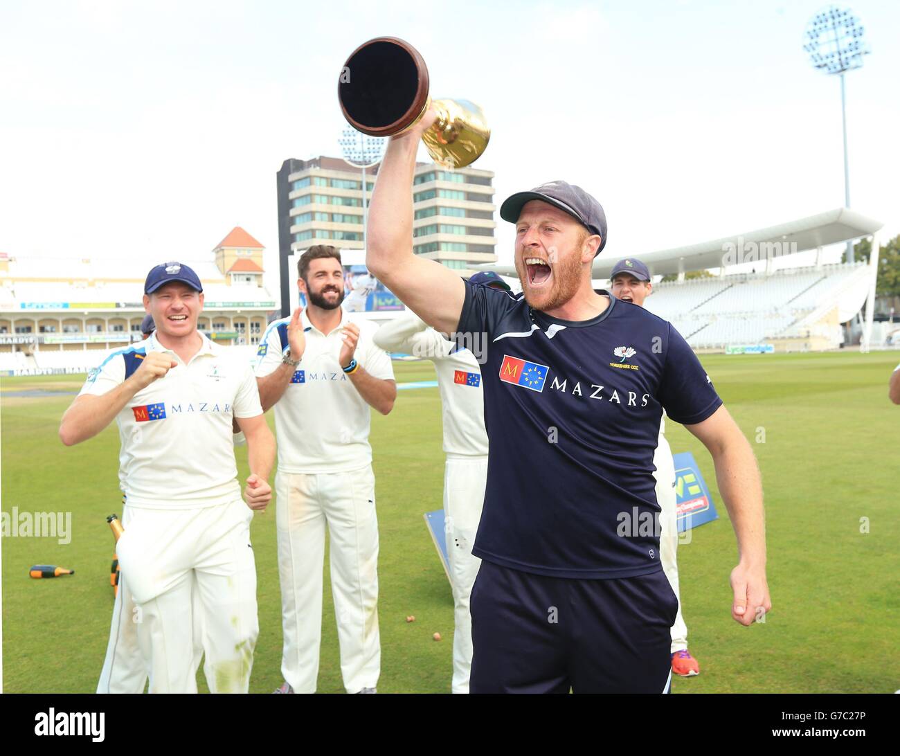 Kapitän Andrew Gale feiert den Gewinn der Division One County Championship am vierten Tag des LV= County Championship Division One Matches in Trent Bridge, Nottingham. SSOCIATION-Foto. Bilddatum: Freitag, 12. September 2014. Siehe PA Geschichte CRICKET Nottinghamshire. Bildnachweis sollte lauten: Mike Egerton/PA Wire Stockfoto