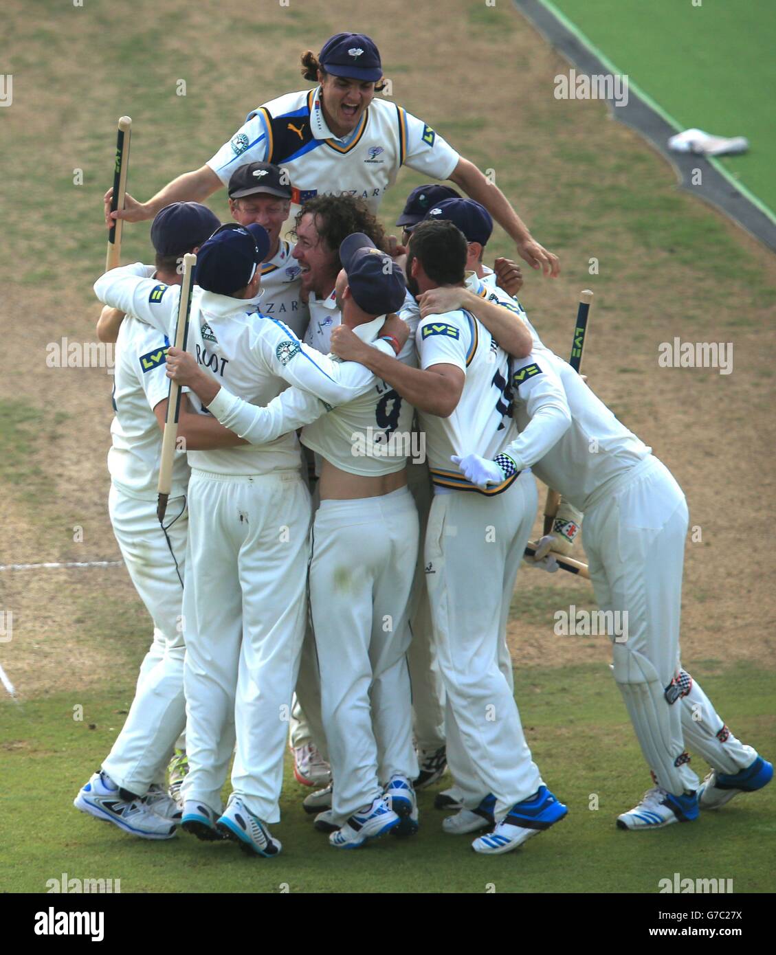 Yorkshire's Ryan Sidebottom ist mobbed, nachdem er das letzte Wicket von Nottinghamshire's James Taylor behauptete, um die Meisterschaft am vierten Tag des LV= County Championship Division One Match in Trent Bridge, Nottingham zu gewinnen. SSOCIATION-Foto. Bilddatum: Freitag, 12. September 2014. Siehe PA Geschichte CRICKET Nottinghamshire. Bildnachweis sollte lauten: Mike Egerton/PA Wire Stockfoto