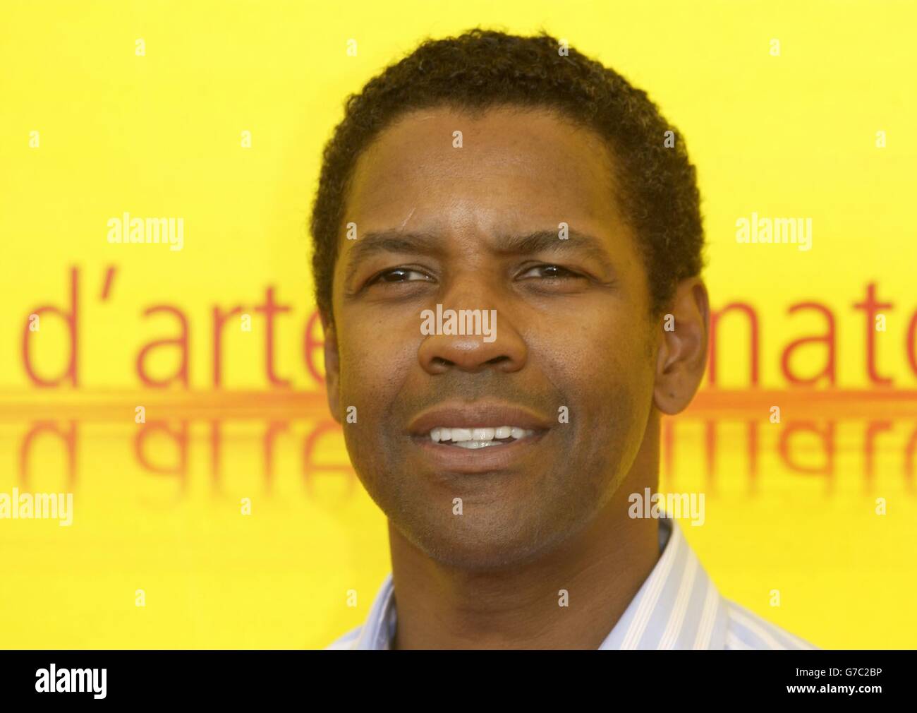 Hollywood-Schauspieler Denzel Washington posiert für Fotografen während einer Fotoschau, um seinen neuen Film The Manchurian Candidate beim 61. Filmfestival in Venedig im Lido, Venedig, Italien, zu promoten. Stockfoto