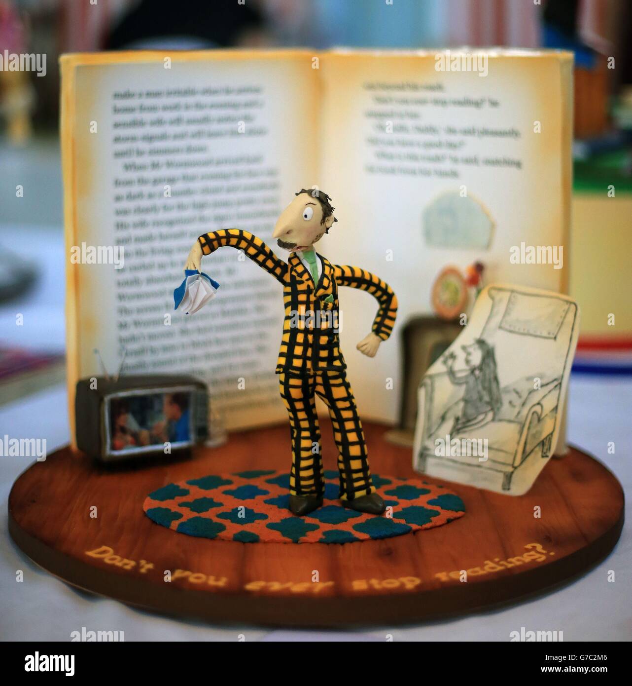 Eine Torte mit Mr. Wormwood aus Matilda von Susan Moore, Teil einer Ausstellung von Kuchen, die den Roald Dahl-Tag am 13. September und den 50. Jahrestag von Charlie und der Schokoladenfabrik feiern und in der Ark-Galerie in Temple Bar Dublin ausgestellt werden Stockfoto