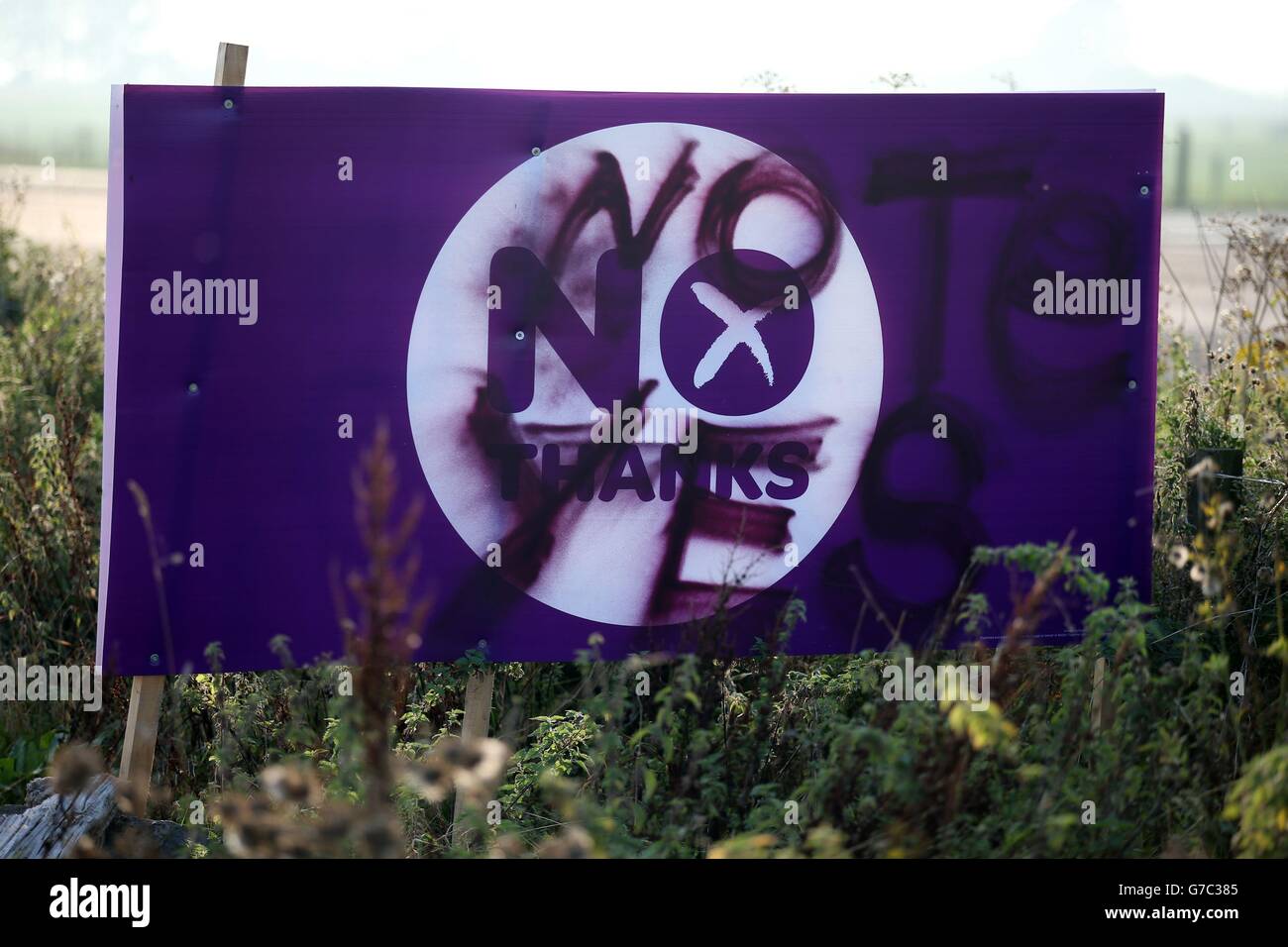 Ein NEIN Danke Scottish Referendum Schild ist mit JA AUF es graffiti, da es an der Seite der A90 Straße in der Nähe von Dundee sitzt. Stockfoto