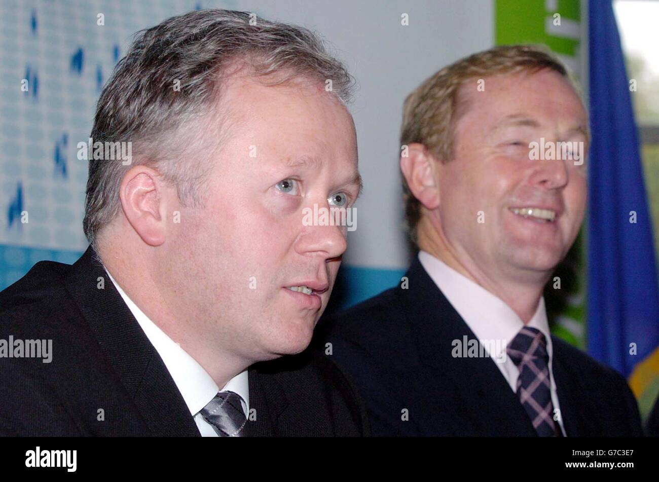Wexford-Stellvertreter Dr. Liam Twomey (L) wird von Fine Gael-Chef Enda Kenny nach seiner Entscheidung, sich der Partei von Herrn Kenny anzuschließen, bei einer Pressekonferenz in einem Hotel in Dublin gratuliert. Der ehemalige unabhängige - der im Mai 2002 gewählt wurde - sagte, er dachte, dass er Fine Gael beitreten würde, er wäre ein besserer Vertreter der Menschen von Wexford. Stockfoto