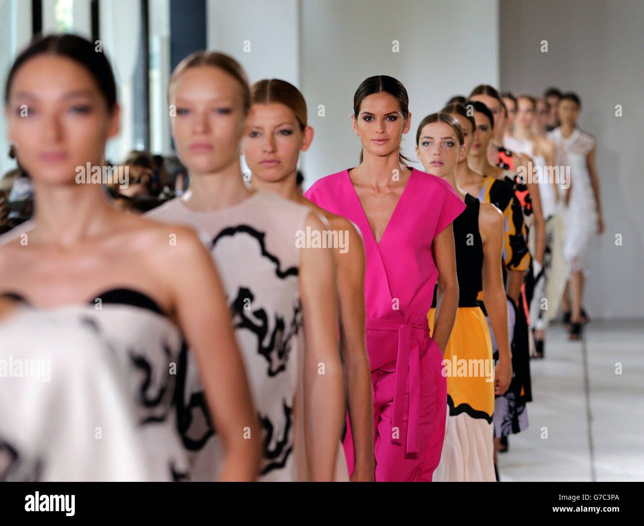 Models auf dem Laufsteg während der Issa Laufsteg Show in der Queen Elizabeth Hall, im Zentrum von London, während der London Fashion Week. Stockfoto