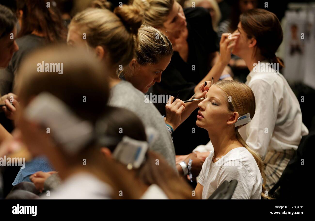 Die Modelle werden backstage für die Issa Catwalk Show in der Queen Elizabeth Hall im Zentrum von London während der London Fashion Week vorbereitet. Stockfoto