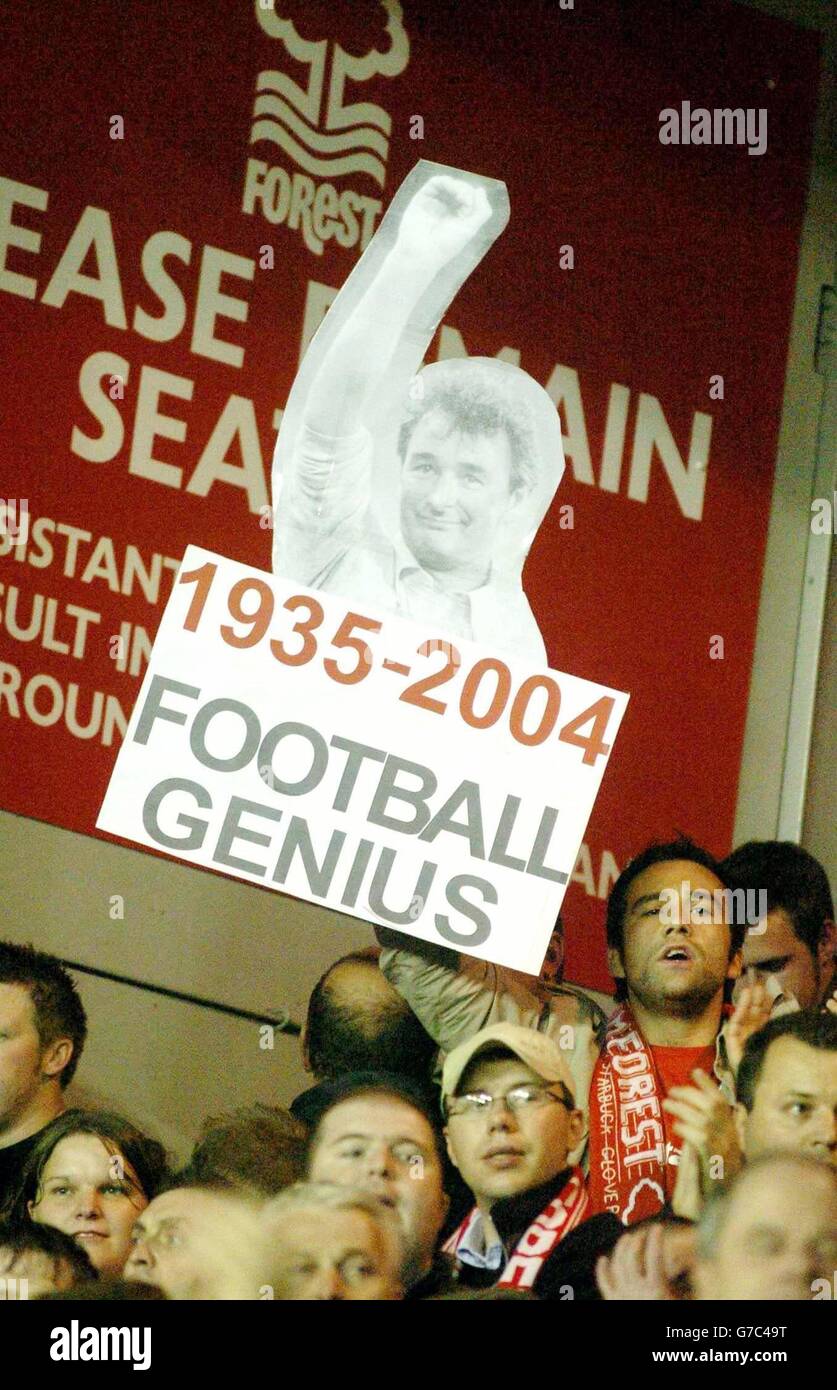 Fans von Nottingham Forest zollen Brian Clough während ihres zweiten Spiels im Carling Cup gegen Rotherham United am City Ground in Nottingham Tribut. Stockfoto