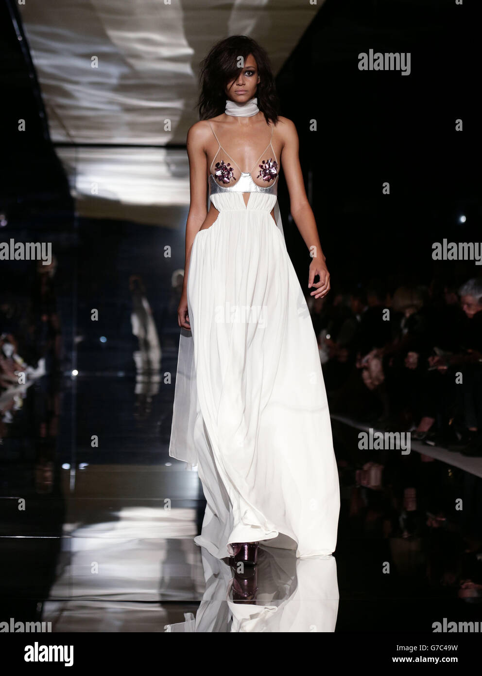 Ein Model auf dem Laufsteg während der Tom Ford Frühjahr/Sommer 2015 London Fashion Week Show, in der Lindley Hall, London. Stockfoto
