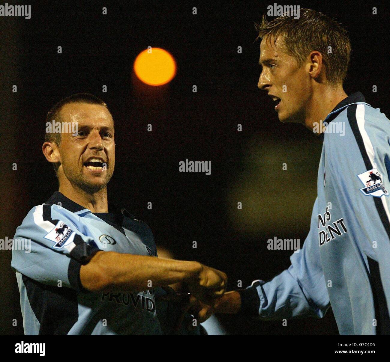 Neil Crouch Southhamptons peter crouch feiert das tor -Fotos und -Bildmaterial in ...