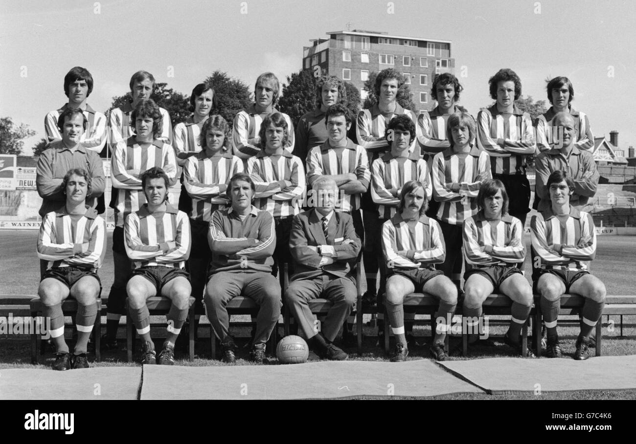 Ein Bild der neuen Saison vom ersten Team des Southampton Football Club. Zurück (l-r): Paul Bennett, Joe Kirkup, Tony Byrne, Ron Davies, Eric Martin, Jim Steele, David Walker, Paul Gilchrist und Bobby McCarthy. Mitte (l-r): Don Taylor (Physiotherapeut), Mike Channon, Wayne Talkes, Roger Fry, John McGrath, Hugh Fisher, Tom Jenkins und George Horsfall (Trainer). Vorne (l-r): Brian O'Neil, Terry Paine, Stuart Williams (Assistant Manager), ET Bates (Manager), Gerry O'Brien, Bobby Stokes und Francis Burns. Stockfoto